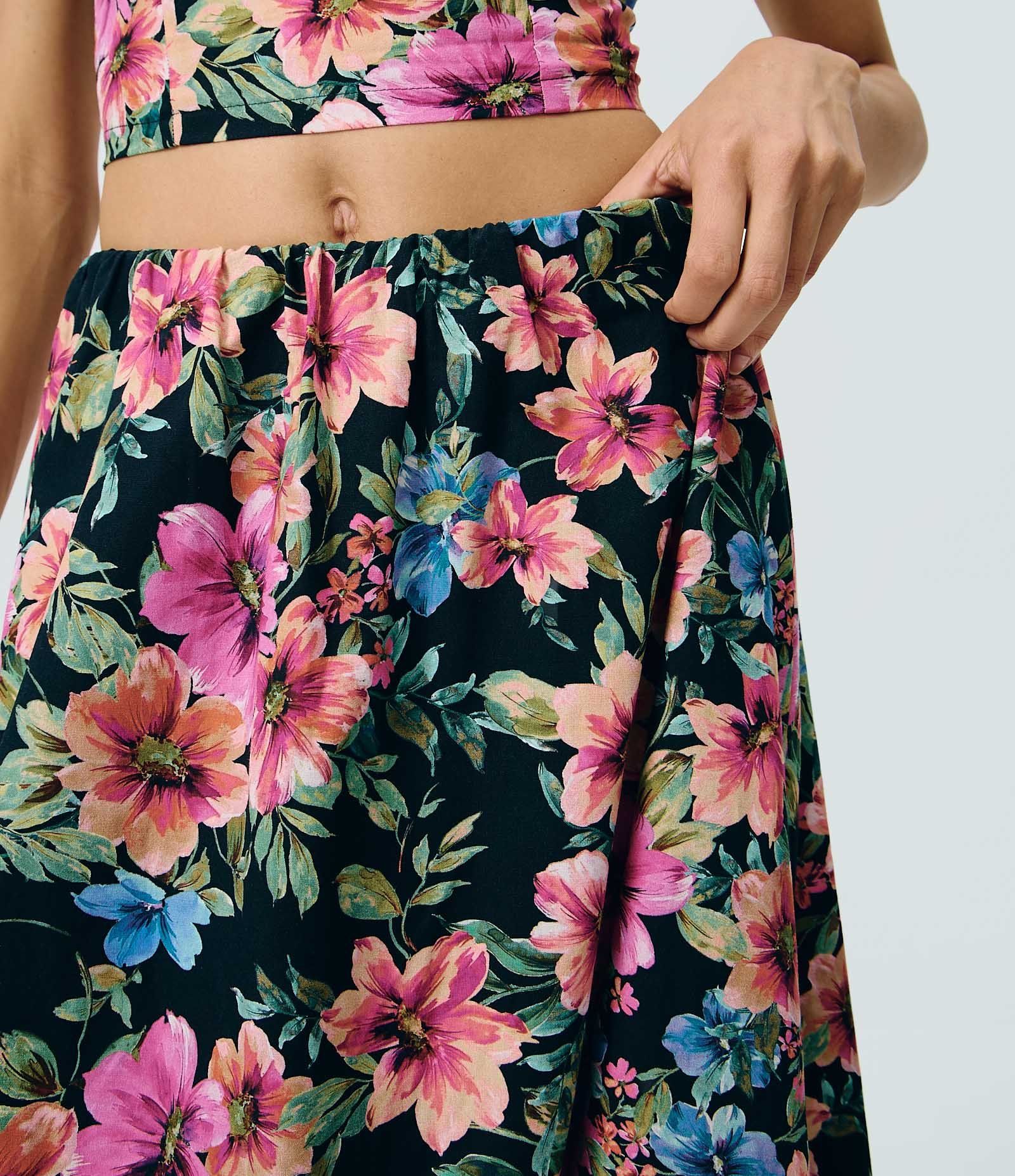 Saia Midi em Tricoline com Estampa Floral Tropical Preto 4