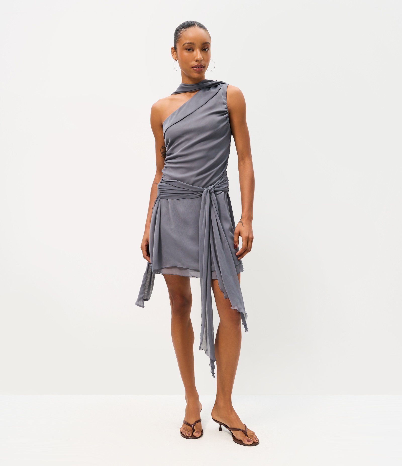 Vestido Ombro Único em Chiffon com Faixa de Amarração Cinza 1