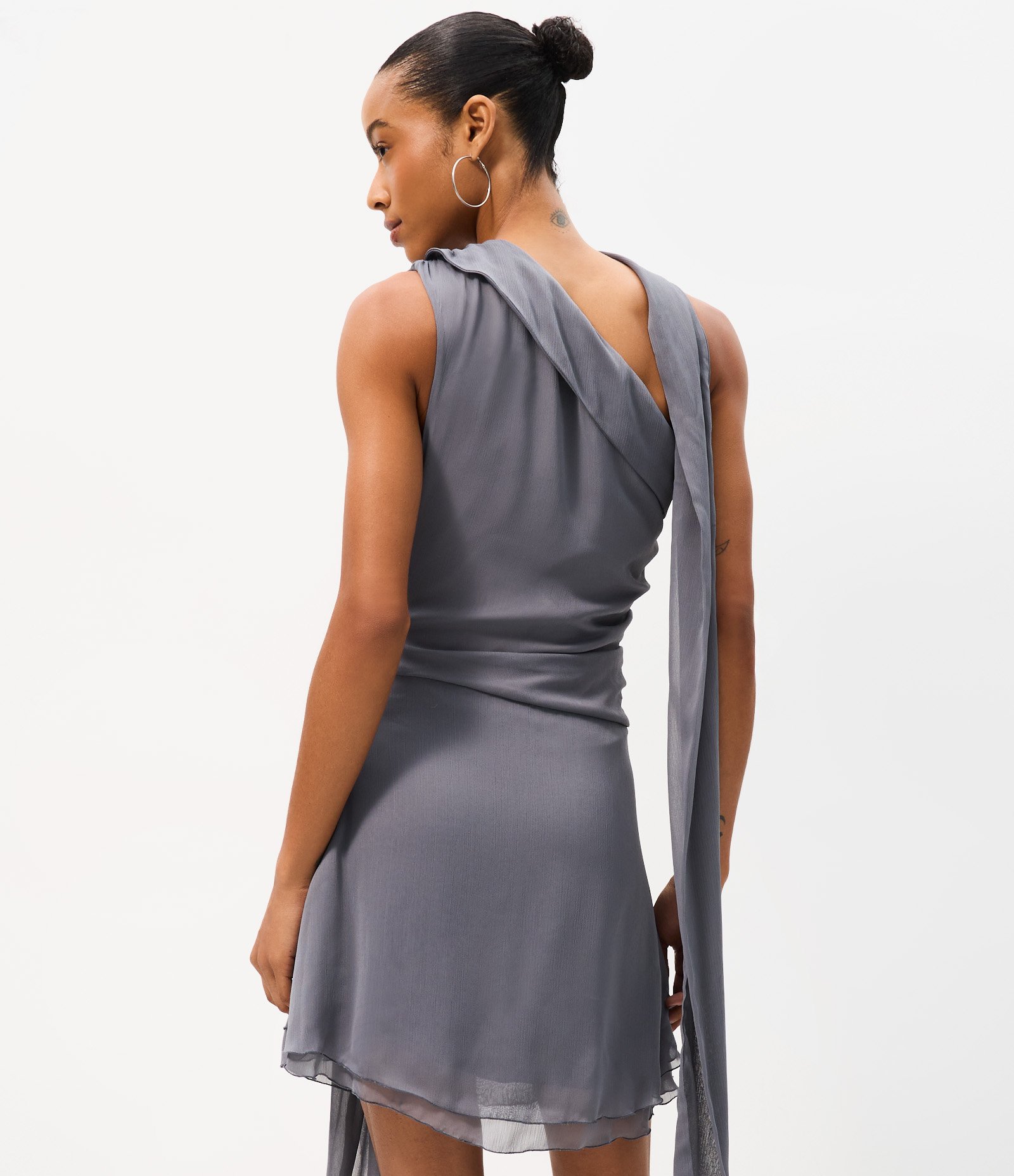 Vestido Ombro Único em Chiffon com Faixa de Amarração Cinza 4