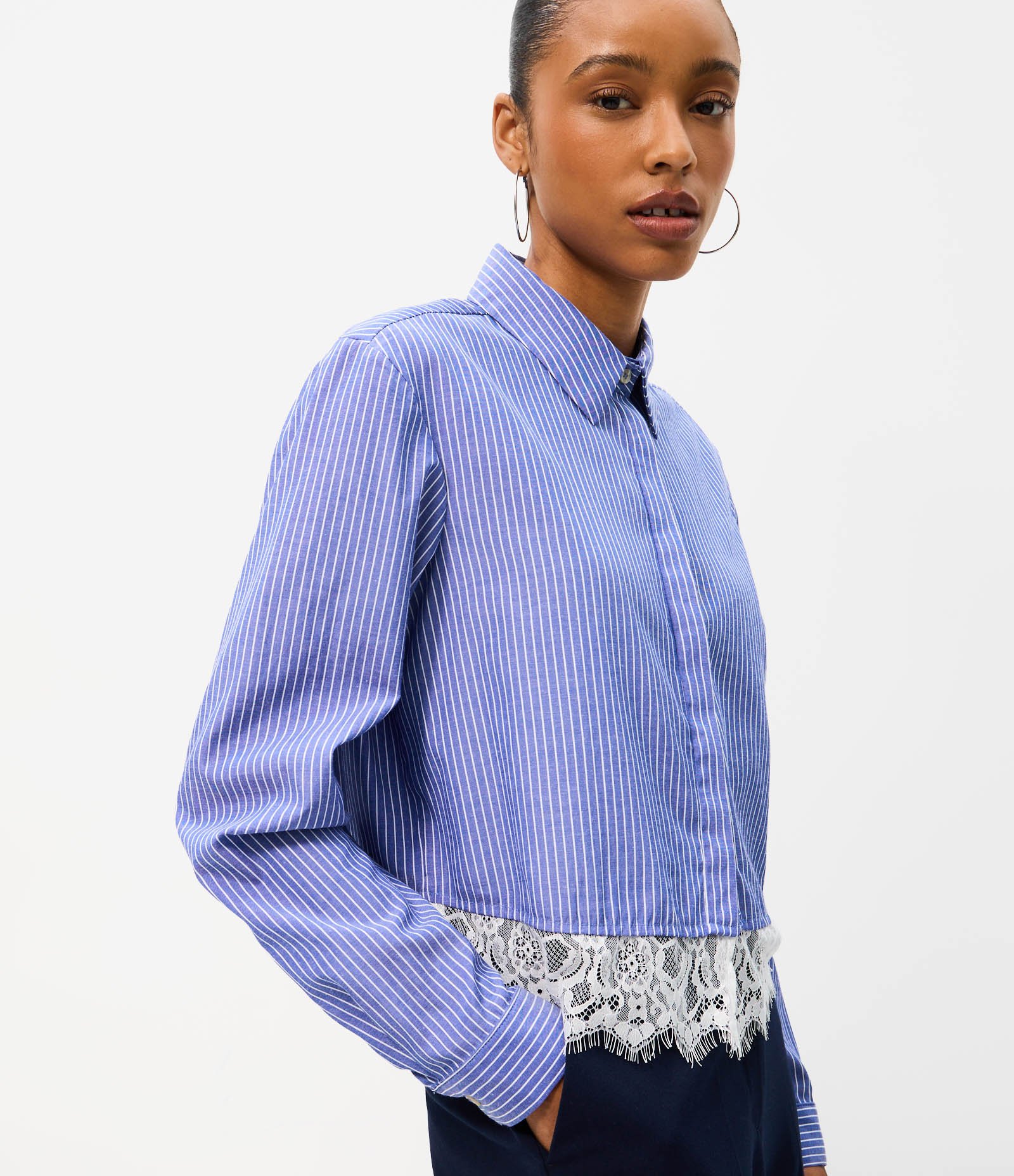 Camisa Cropped em Tricoline Risca de Giz com Renda Azul Marinho 2