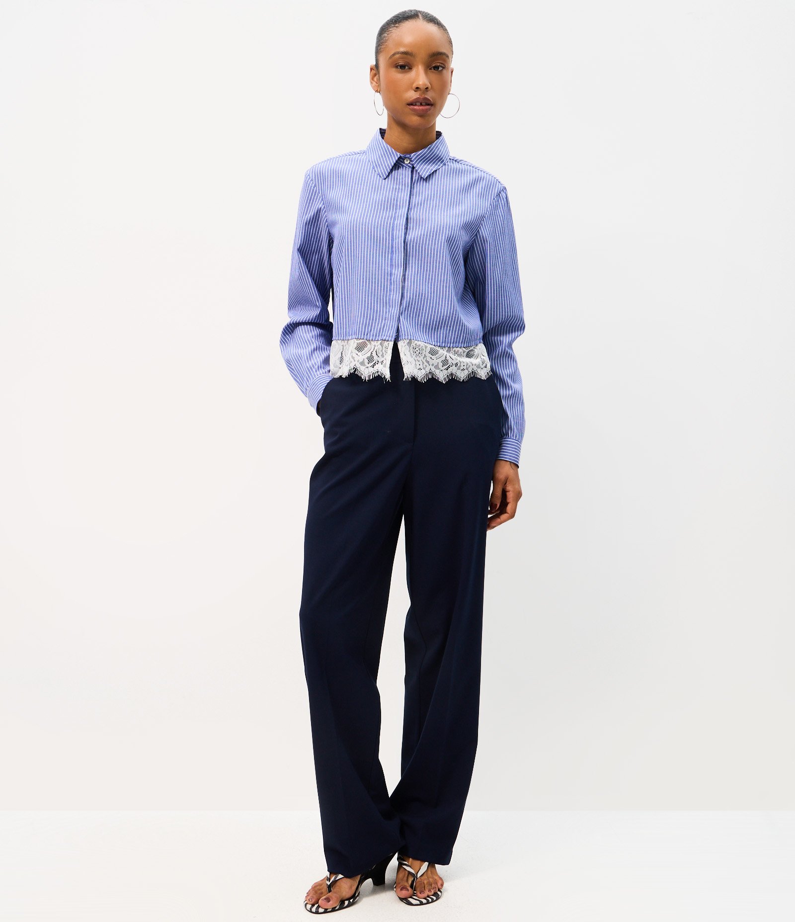 Camisa Cropped em Tricoline Risca de Giz com Renda Azul Marinho 3