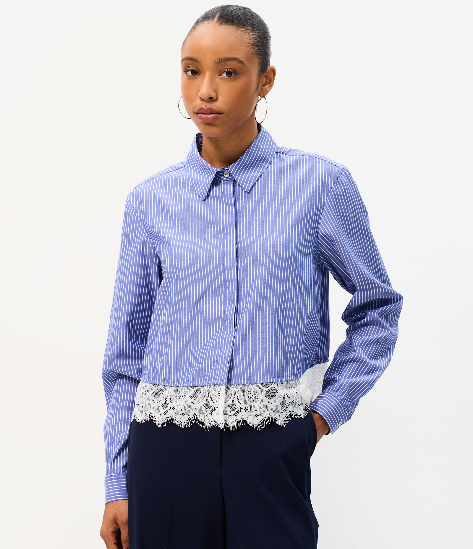 Camisa Cropped em Tricoline Risca de Giz com Renda Azul Marinho 1