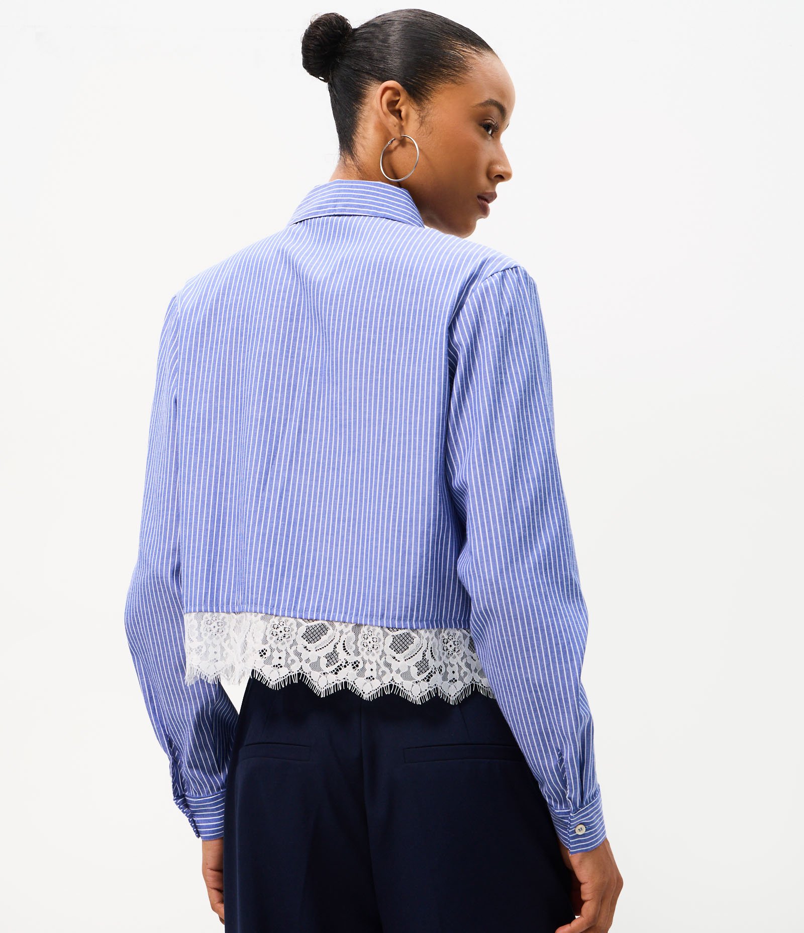 Camisa Cropped em Tricoline Risca de Giz com Renda Azul Marinho 4