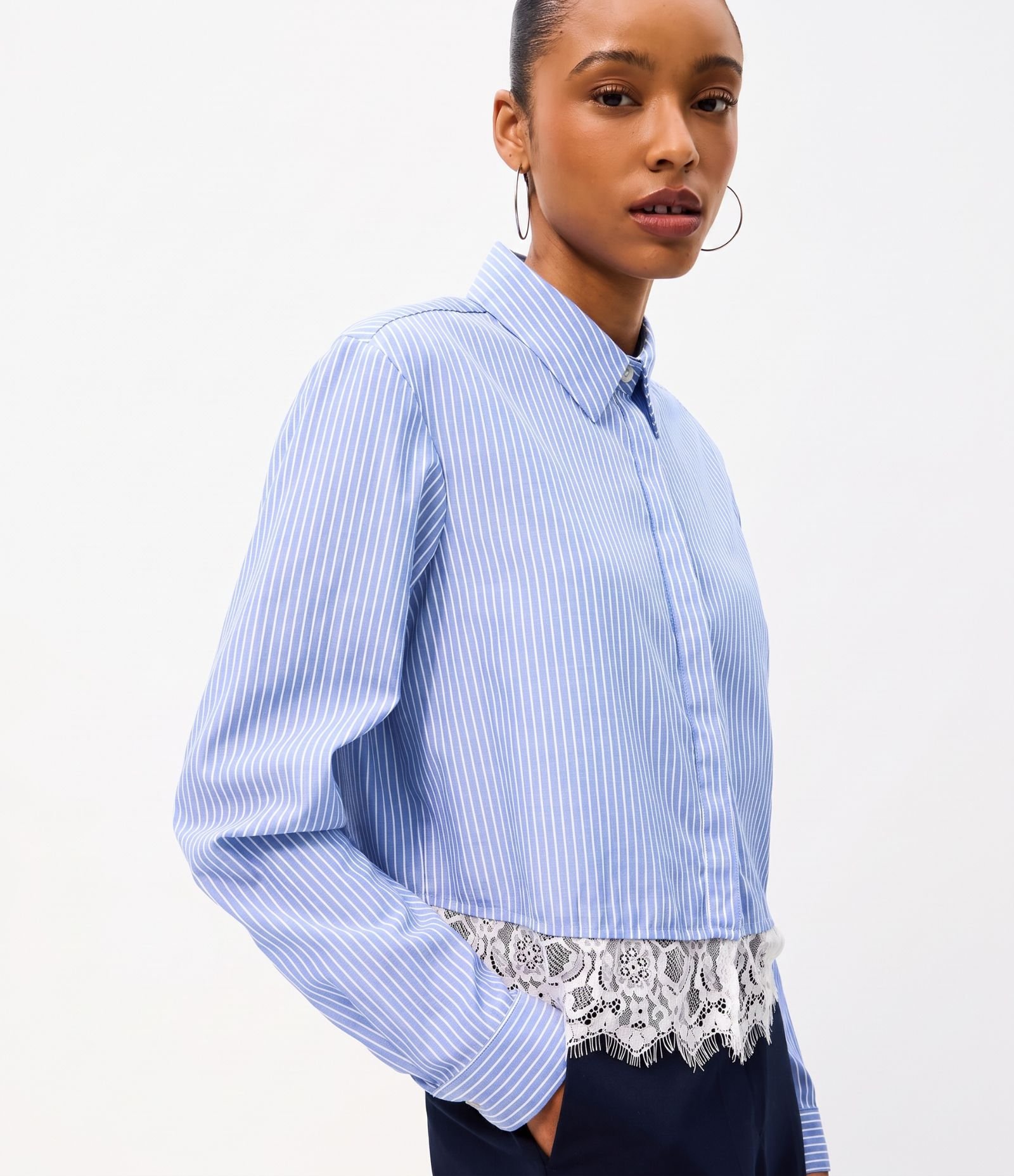 Camisa Cropped em Tricoline Risca de Giz com Renda Azul 1