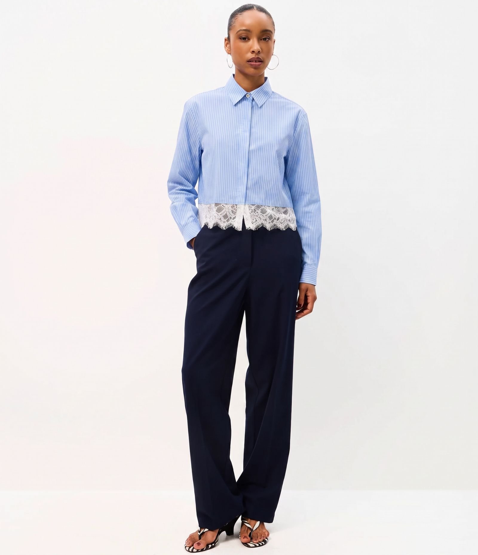 Camisa Cropped em Tricoline Risca de Giz com Renda Azul 2