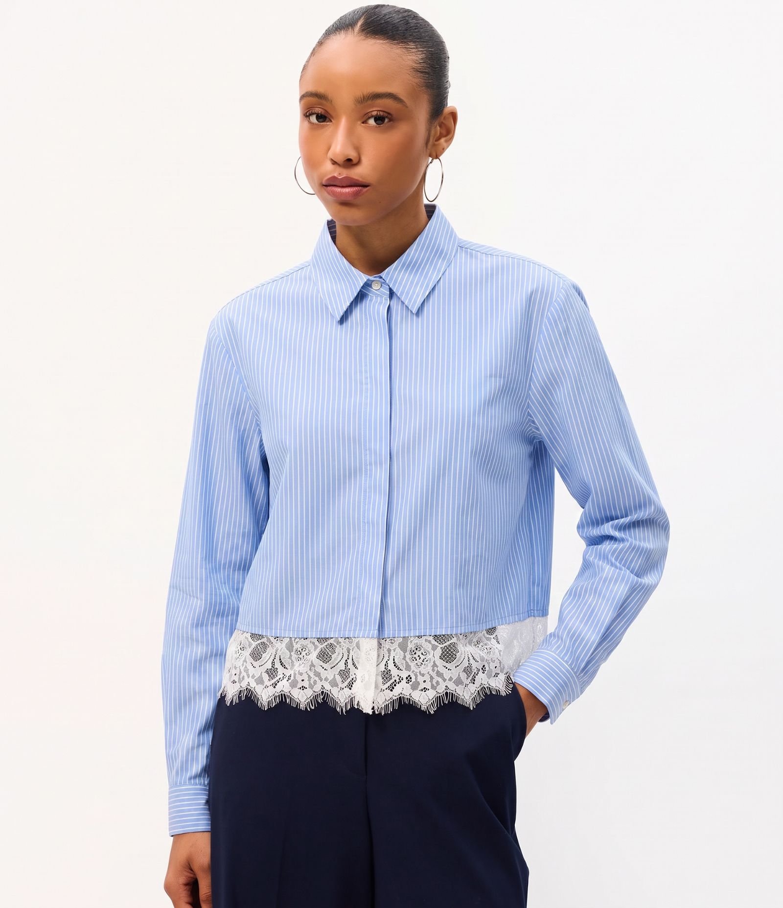 Camisa Cropped em Tricoline Risca de Giz com Renda Azul 3
