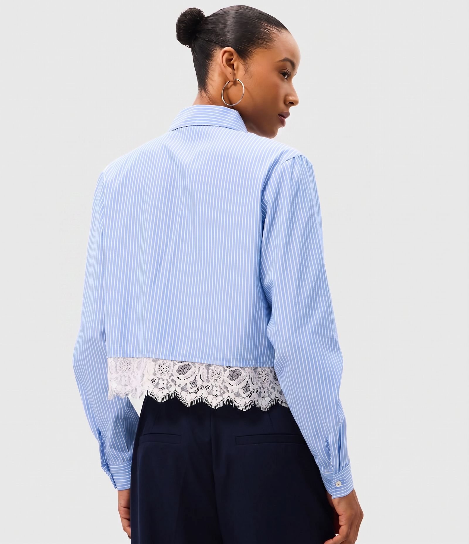 Camisa Cropped em Tricoline Risca de Giz com Renda Azul 4