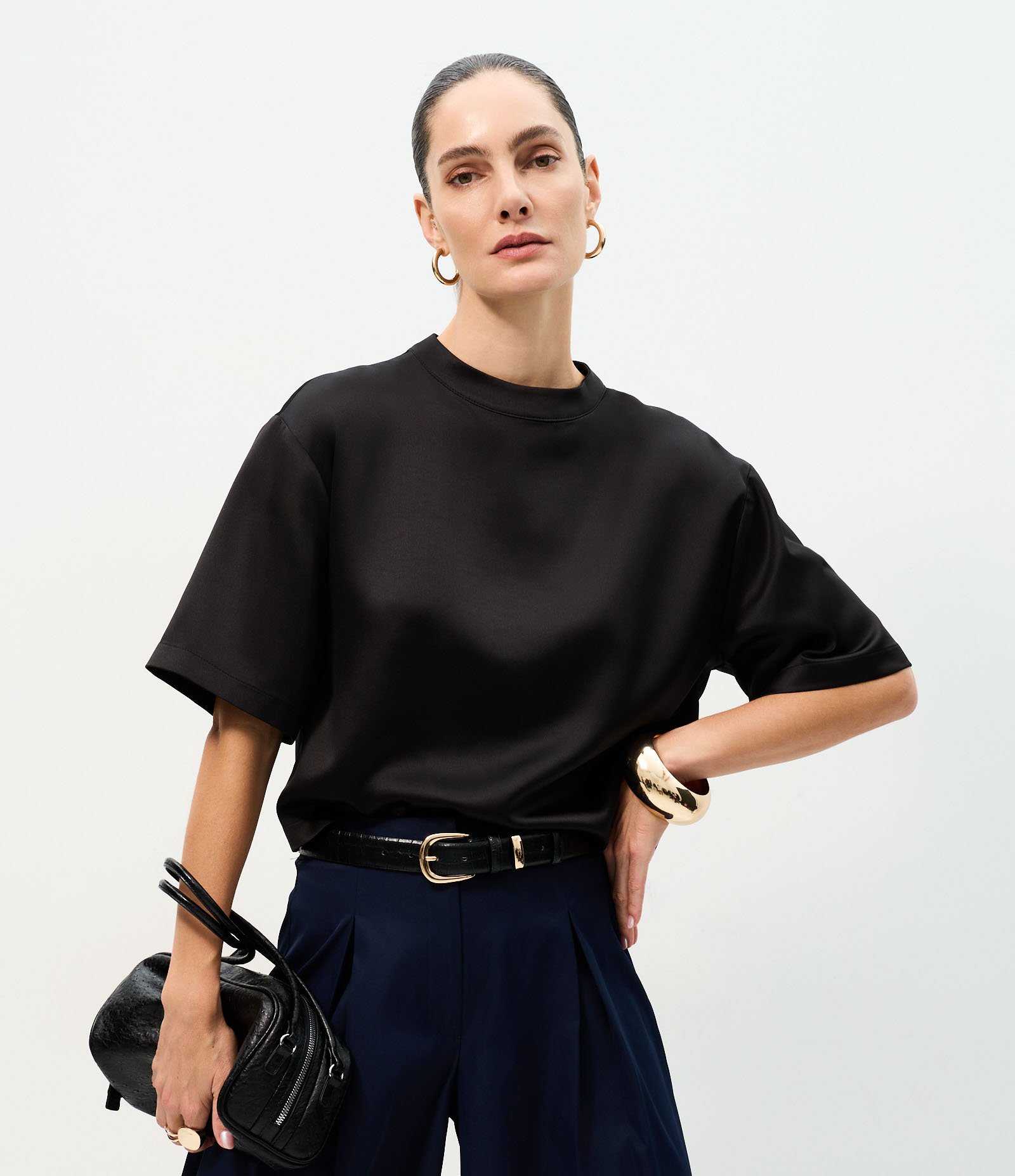 Blusa Acetinada com Mangas Amplas Preto 1
