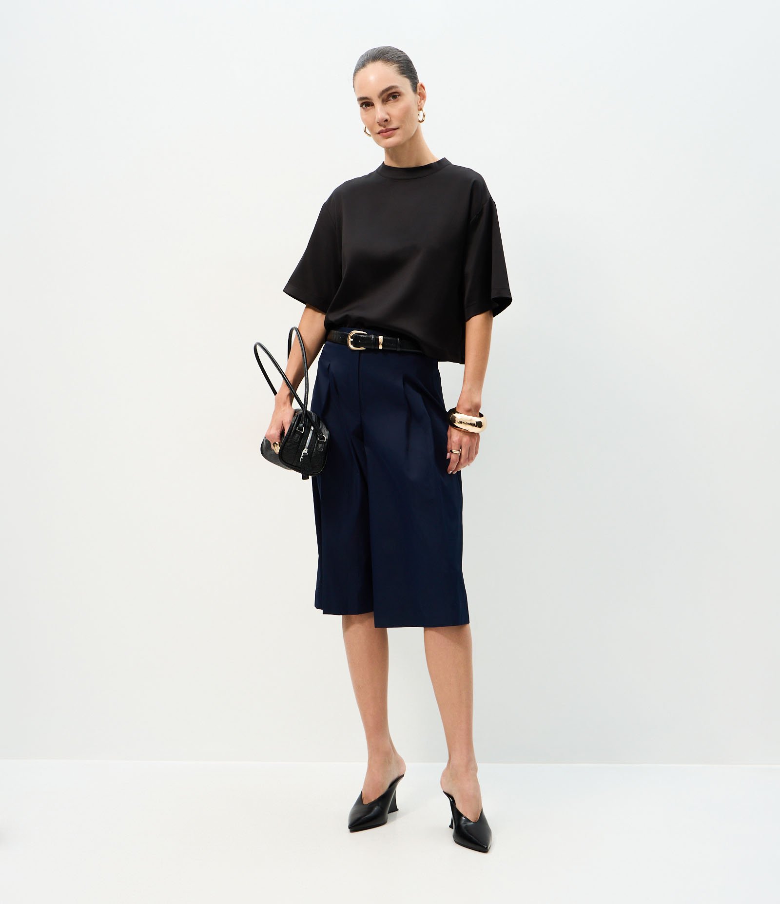 Blusa Acetinada com Mangas Amplas Preto 2