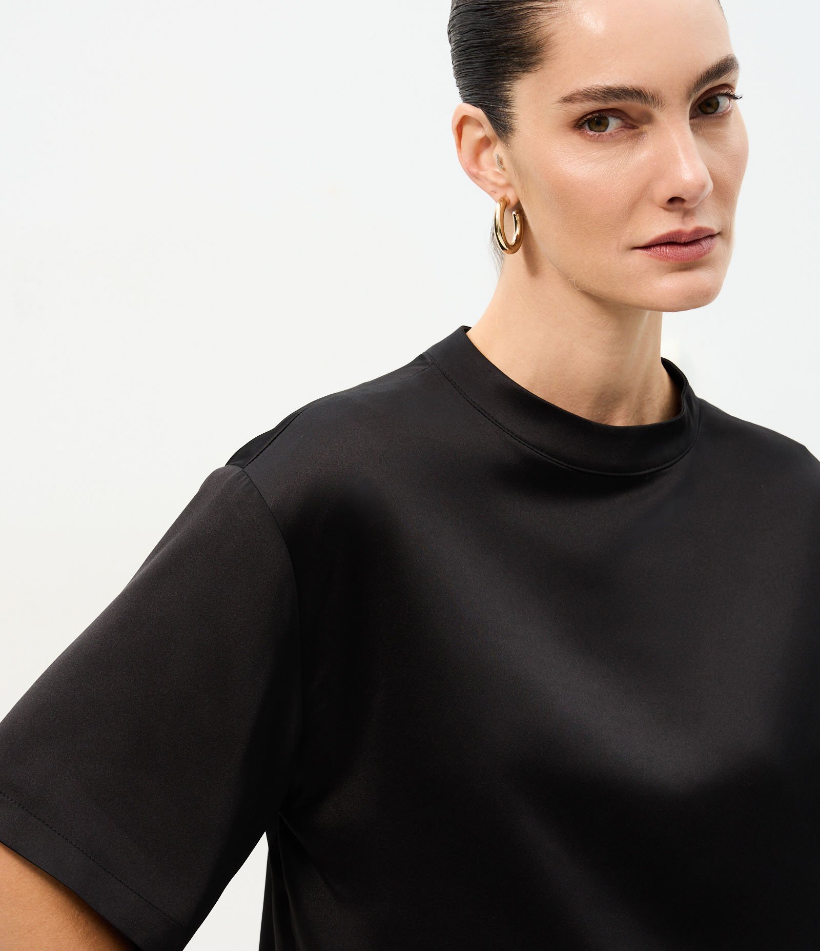 Blusa Acetinada com Mangas Amplas Preto 3