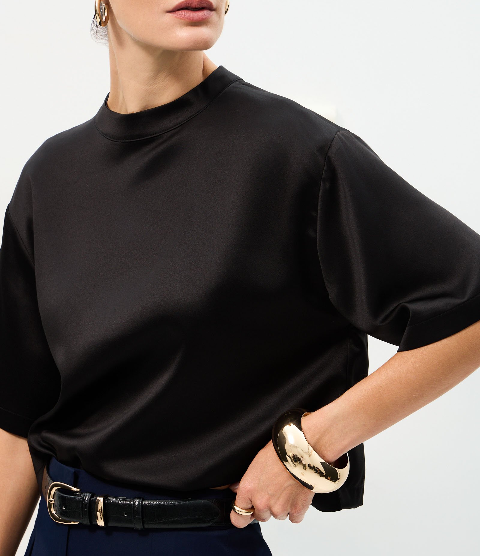Blusa Acetinada com Mangas Amplas Preto 4