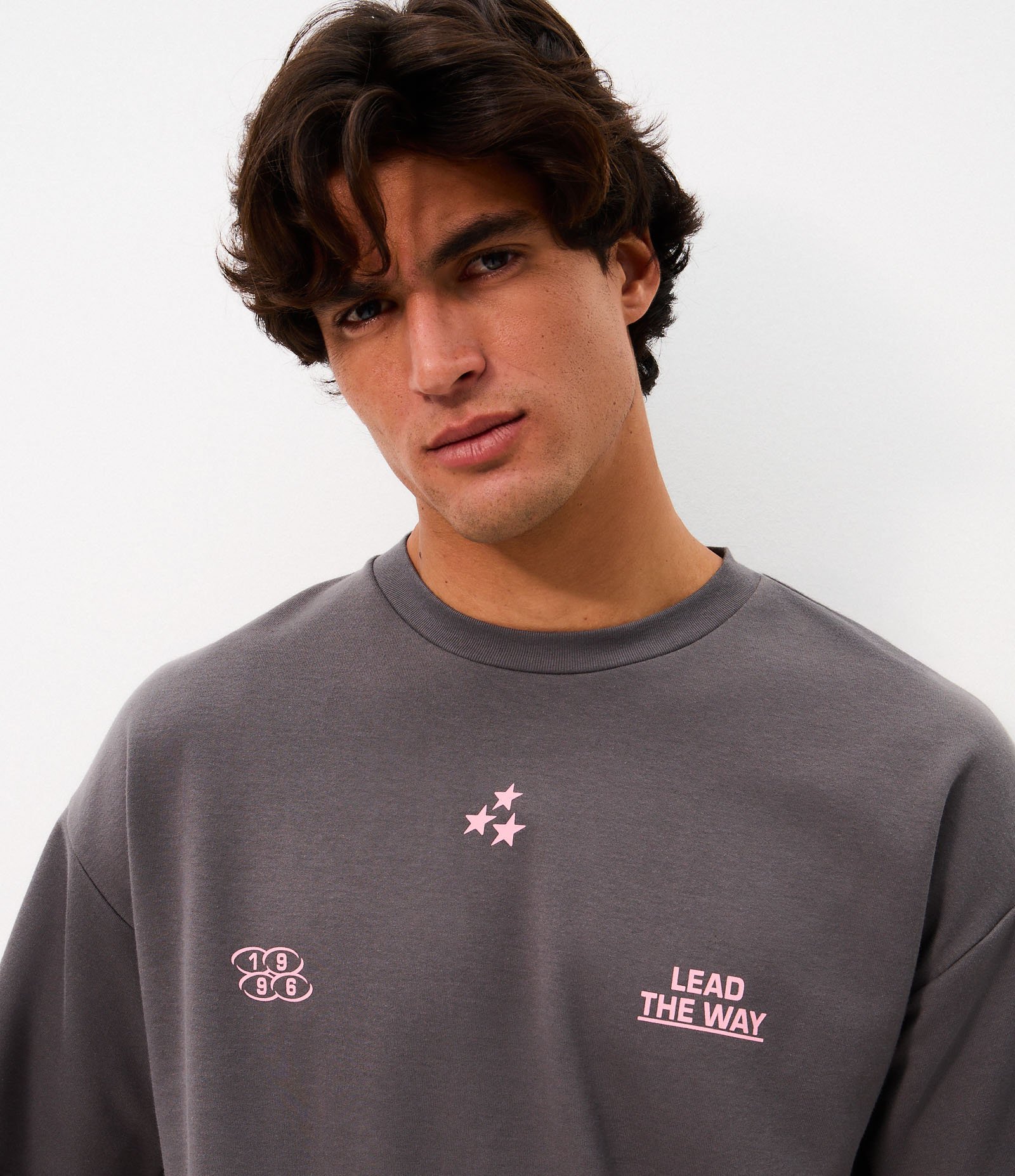 Camiseta Oversized com Lettering Lead The Way Cinza 1