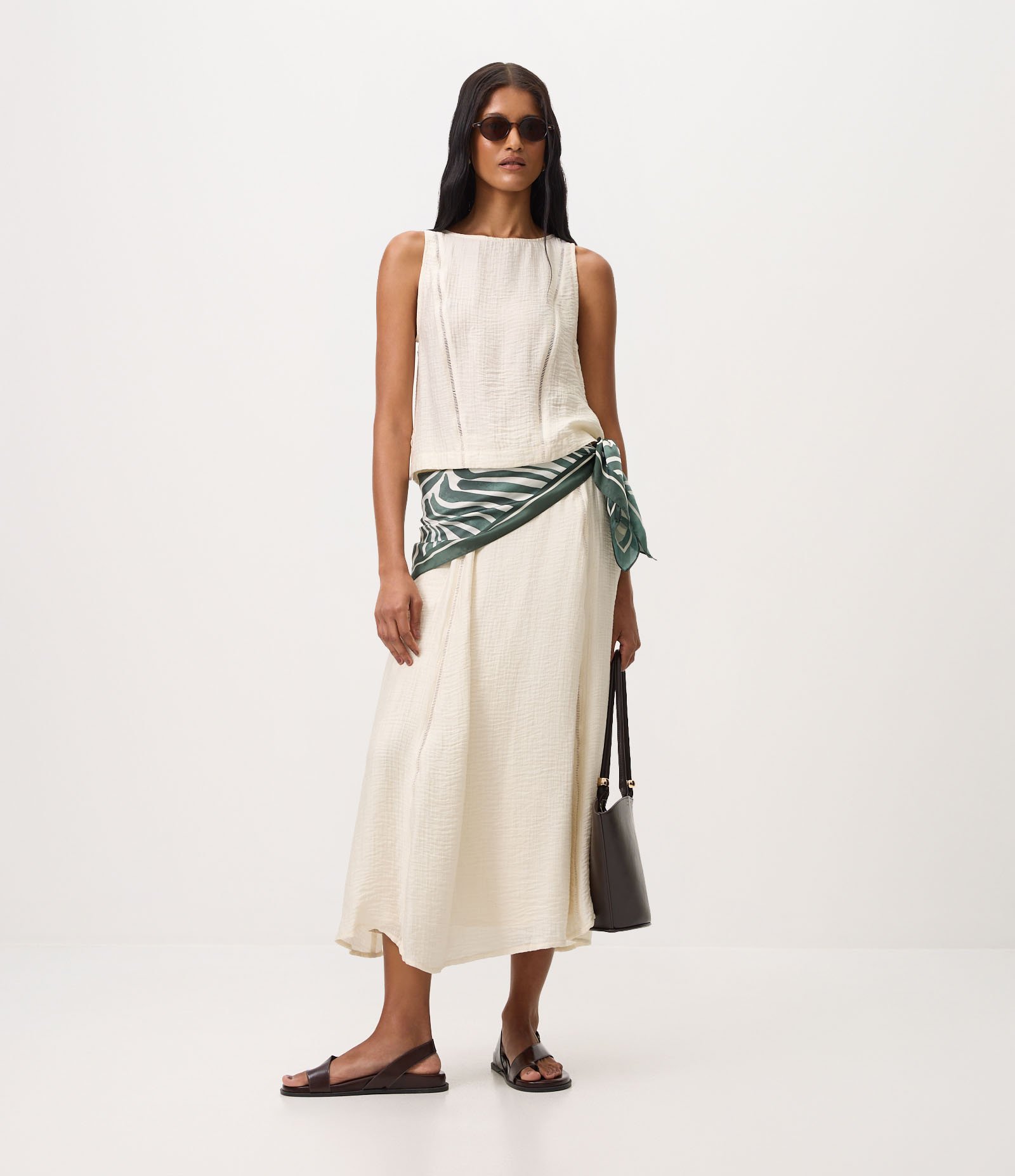 Blusa em Viscose com Entremeios e Recorte nas Costas Bege 2