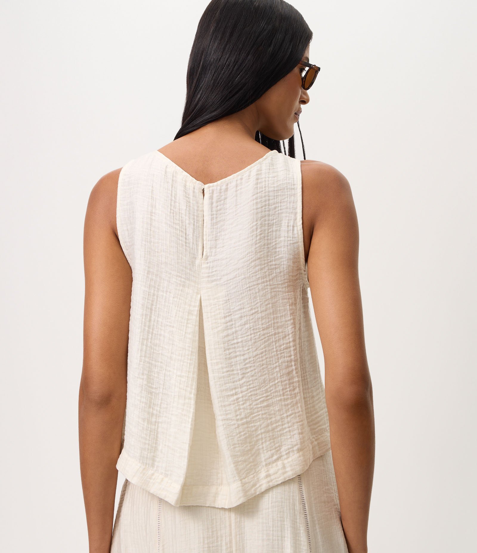Blusa em Viscose com Entremeios e Recorte nas Costas Bege 4