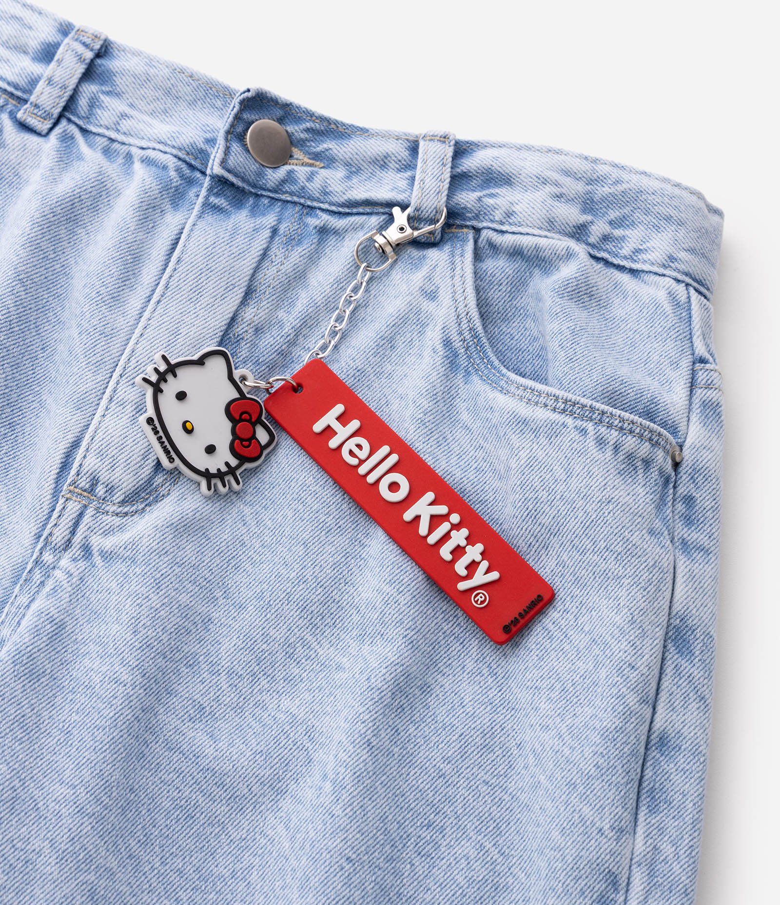 Bermuda Jorts Jeans Infantil com Chaveiro Hello Kitty - Tam 5 a 16 Anos Azul Claro 5