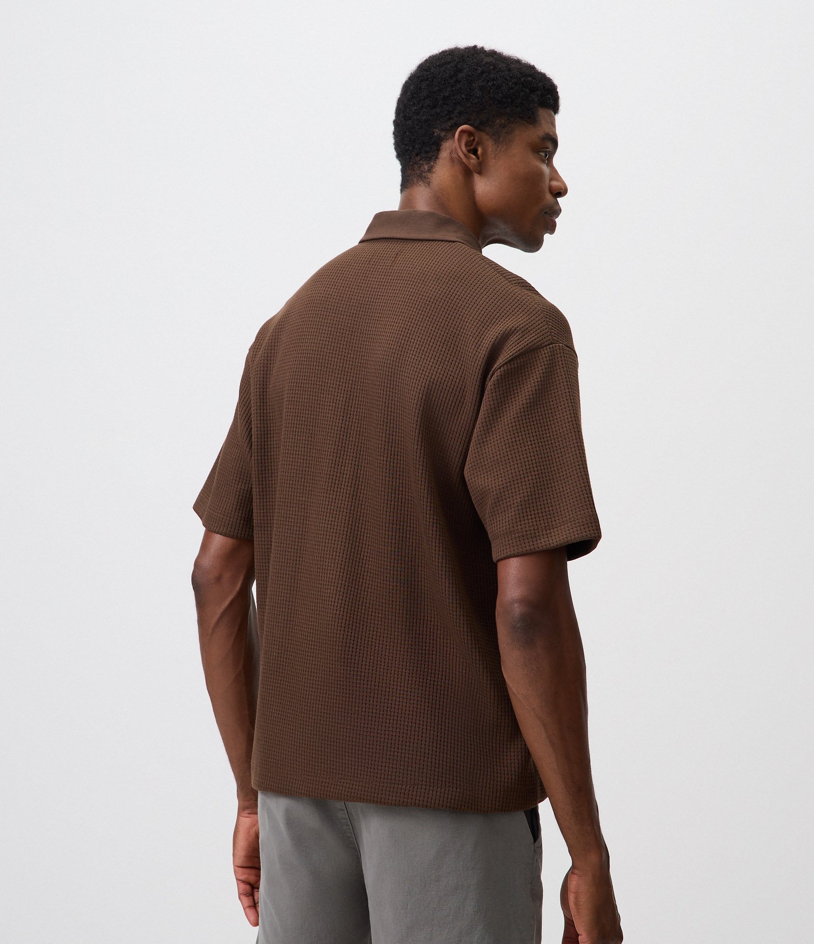 Polo Texturizada com Bolso Marrom 3