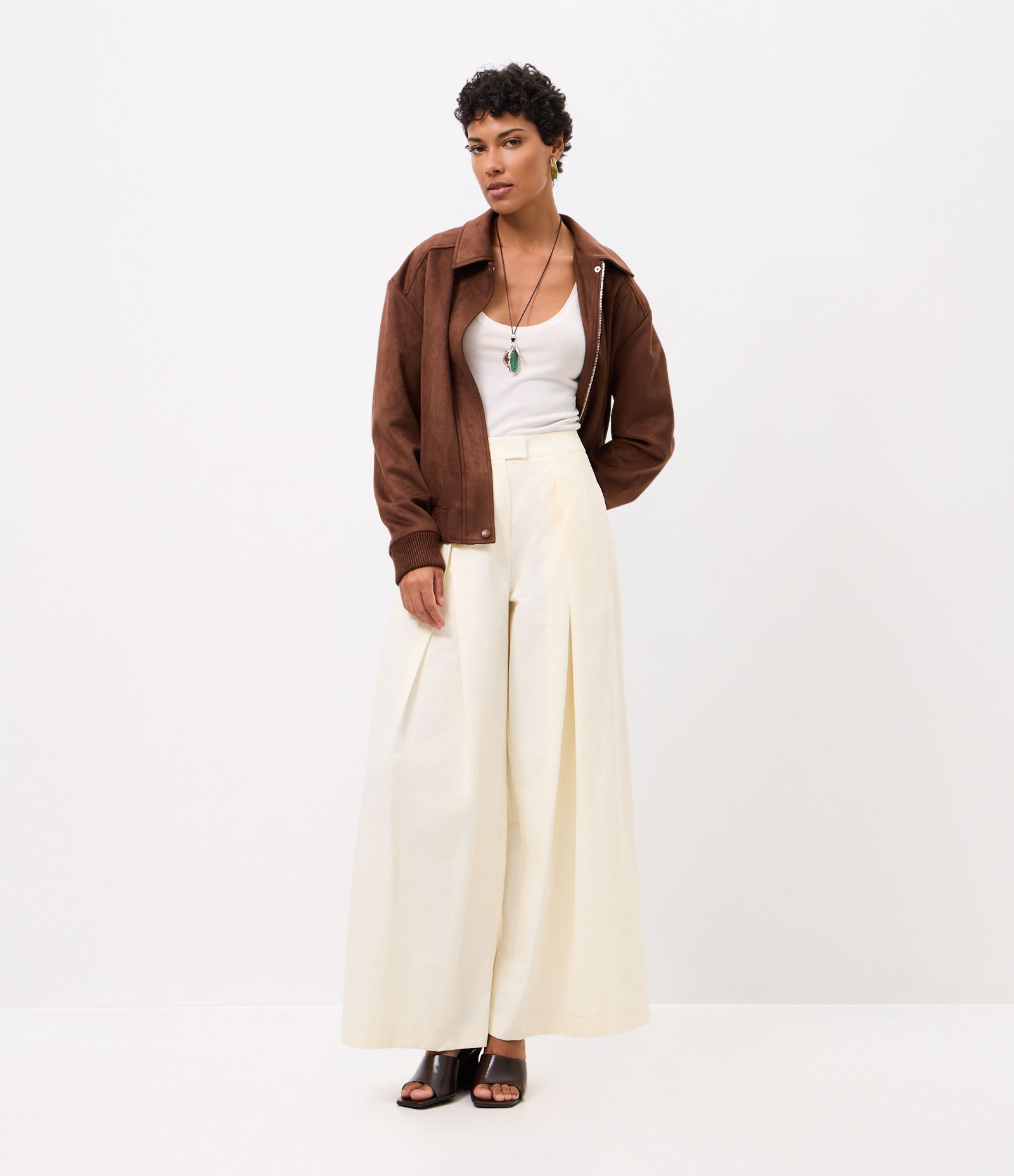 Calça Wide Leg em Sarja com Pregas Frontais Branco 3