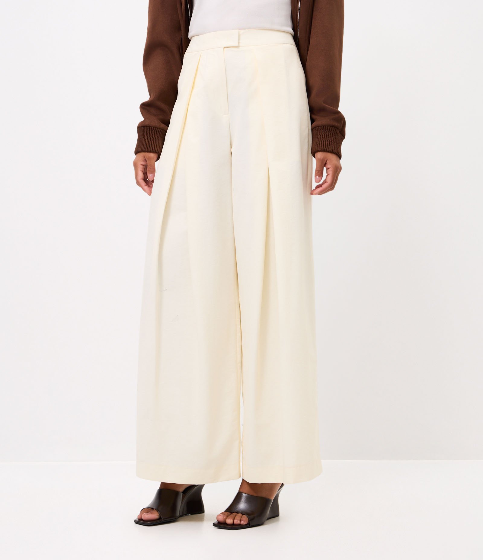 Calça Wide Leg em Sarja com Pregas Frontais Branco 5