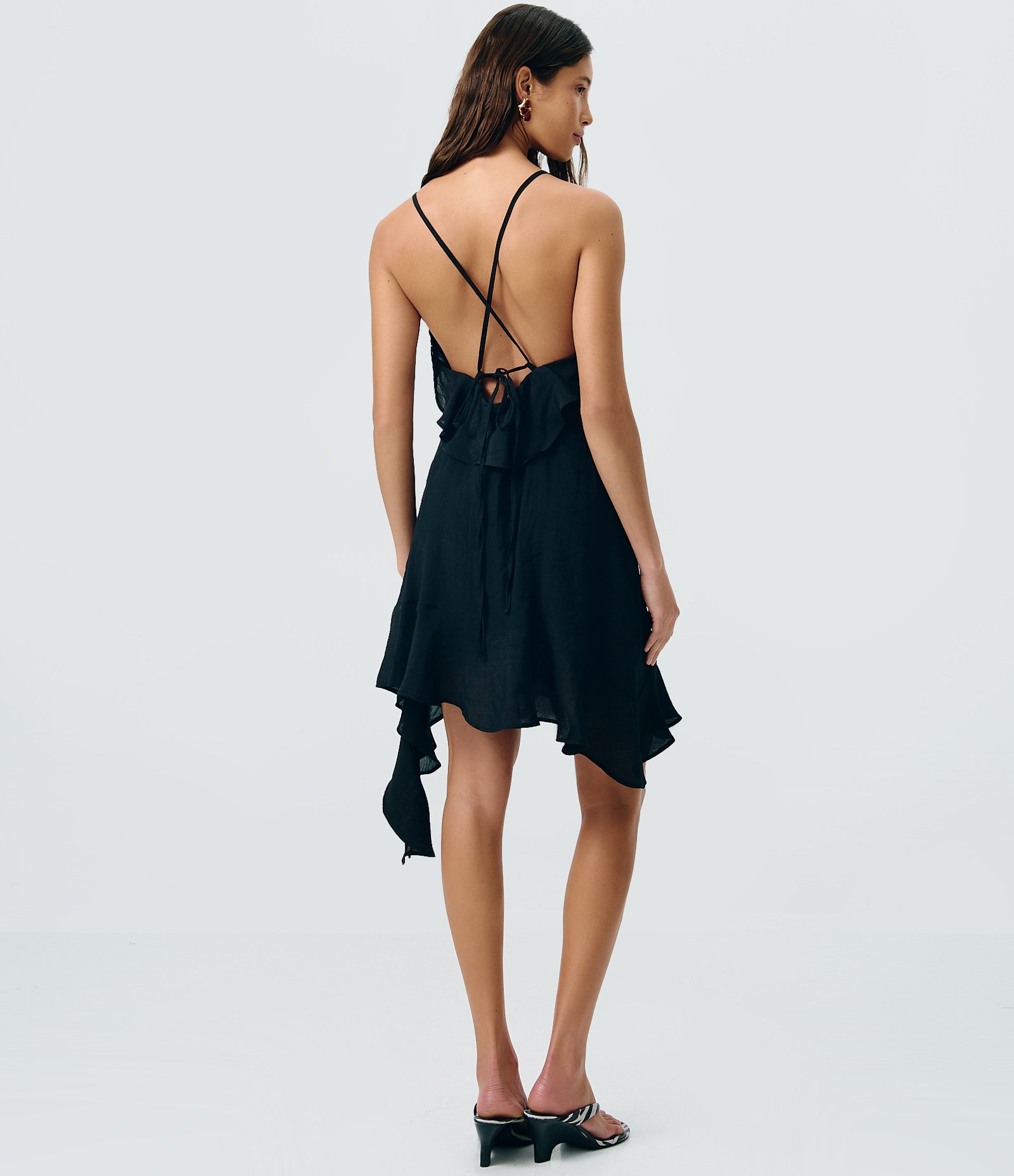 Vestido Curto em Viscose com Babado e Barra Assimétrica Preto 4