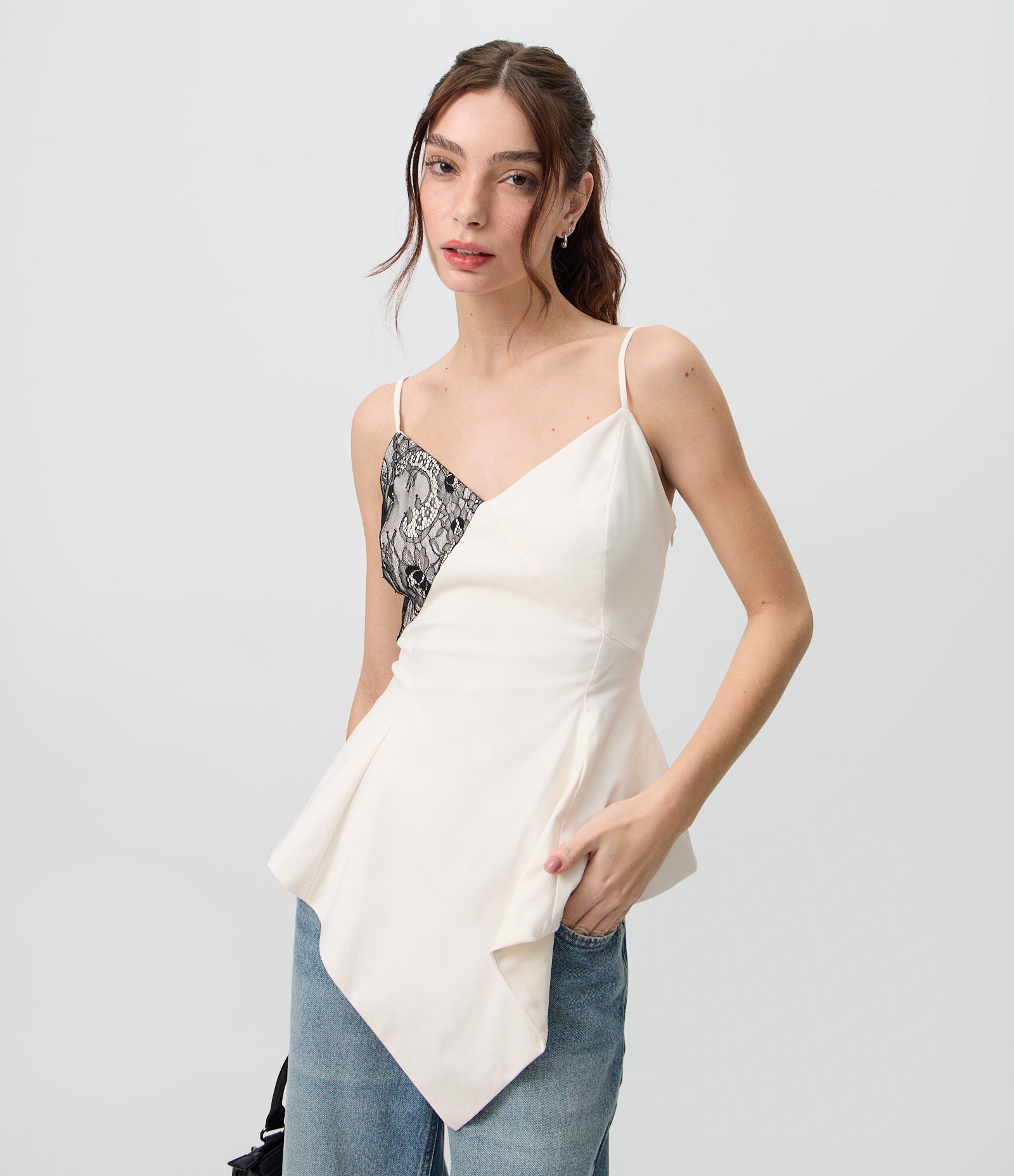 Blusa Peplum em Bengaline com Recorte Assimétrico e Aplicação de Renda Branco 1