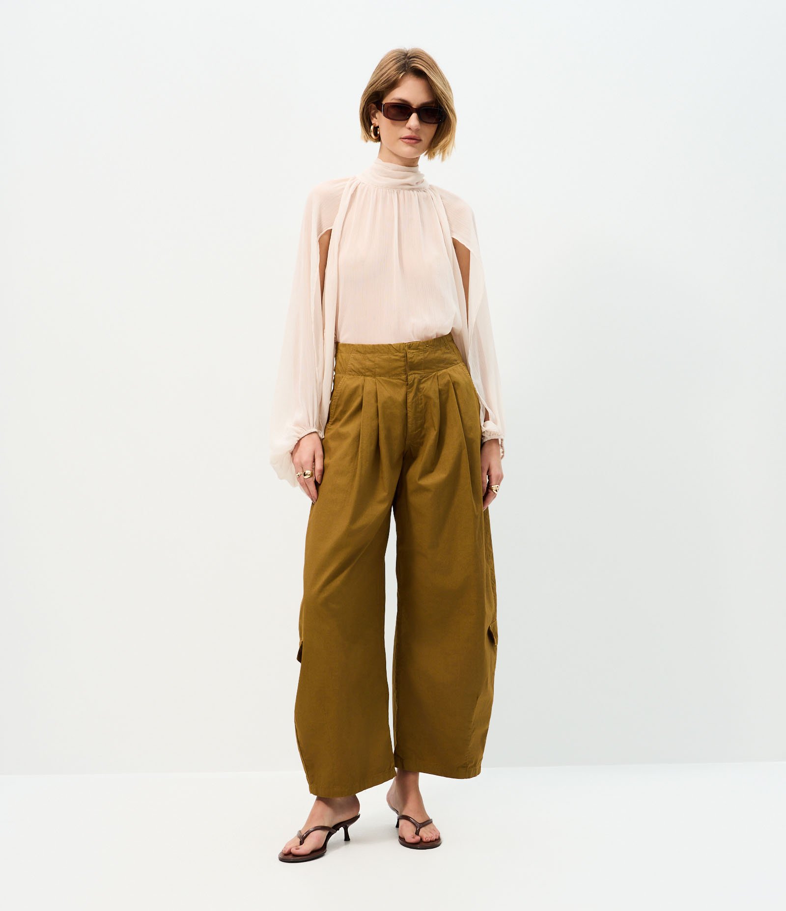 Calça Barrel em Sarja com Pregas no Cós e Bolsos com Aba Marrom Claro 1