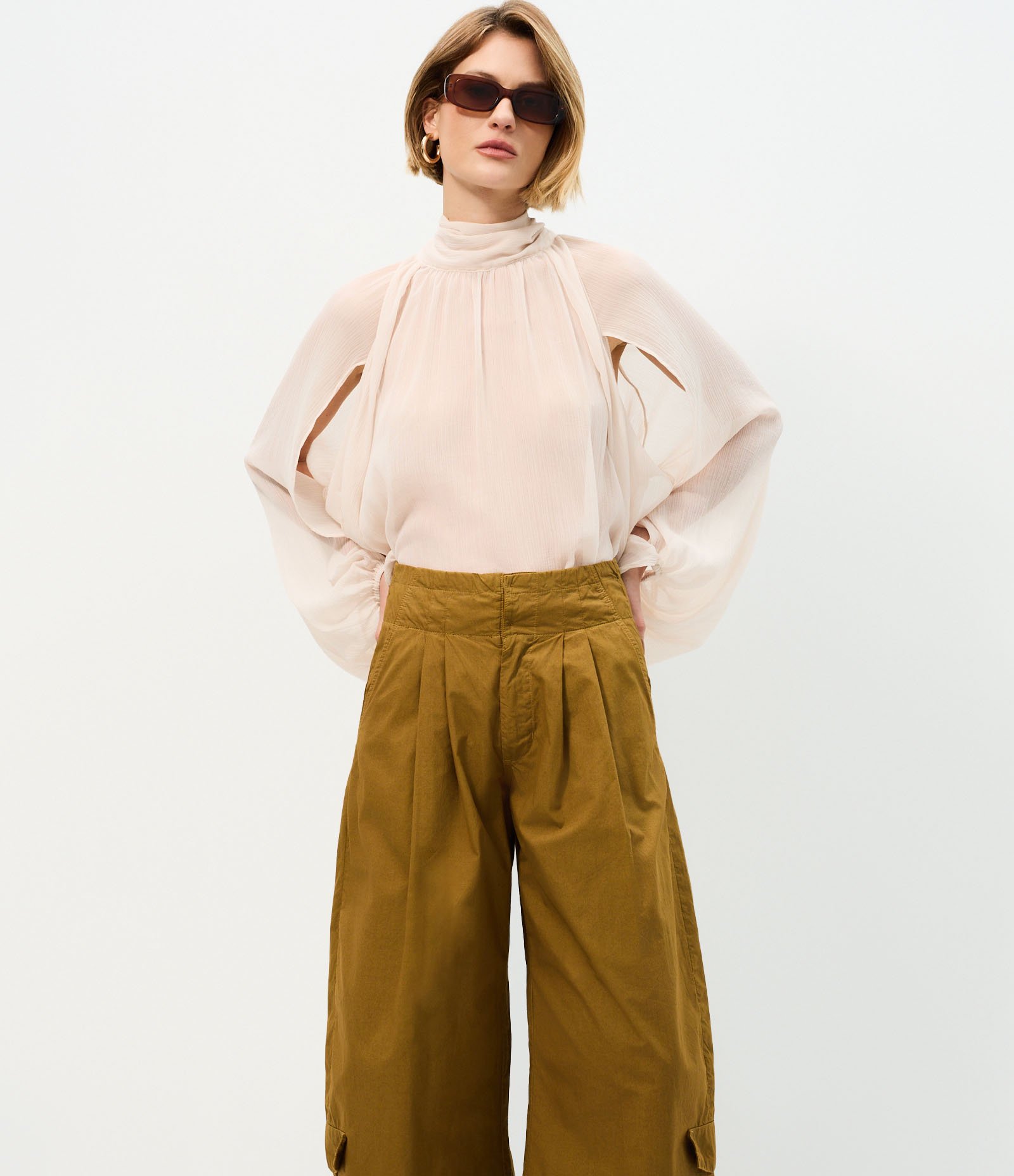 Calça Barrel em Sarja com Pregas no Cós e Bolsos com Aba Marrom Claro 2