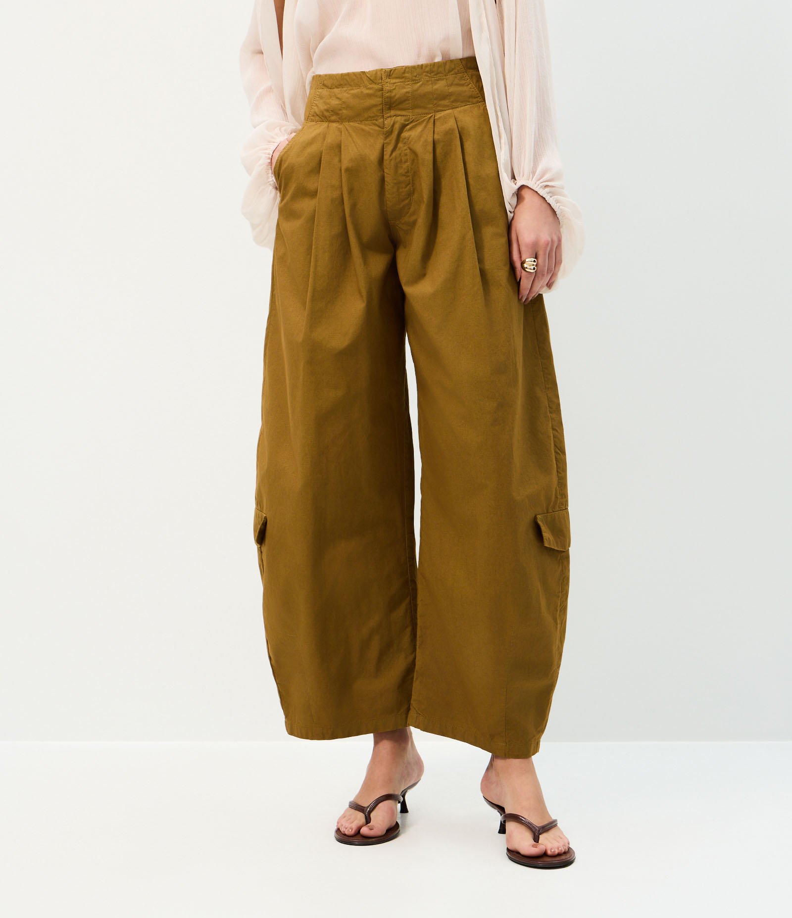 Calça Barrel em Sarja com Pregas no Cós e Bolsos com Aba Marrom Claro 3