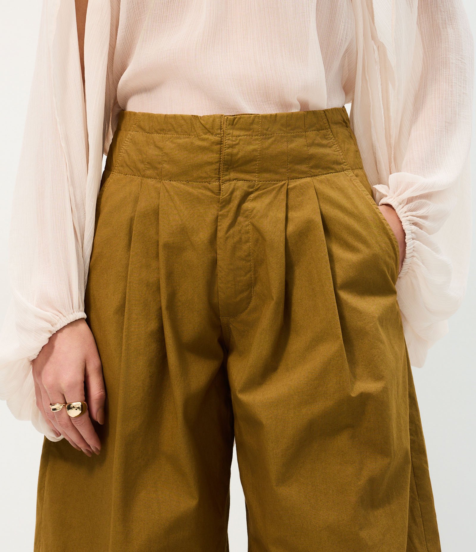 Calça Barrel em Sarja com Pregas no Cós e Bolsos com Aba Marrom Claro 4