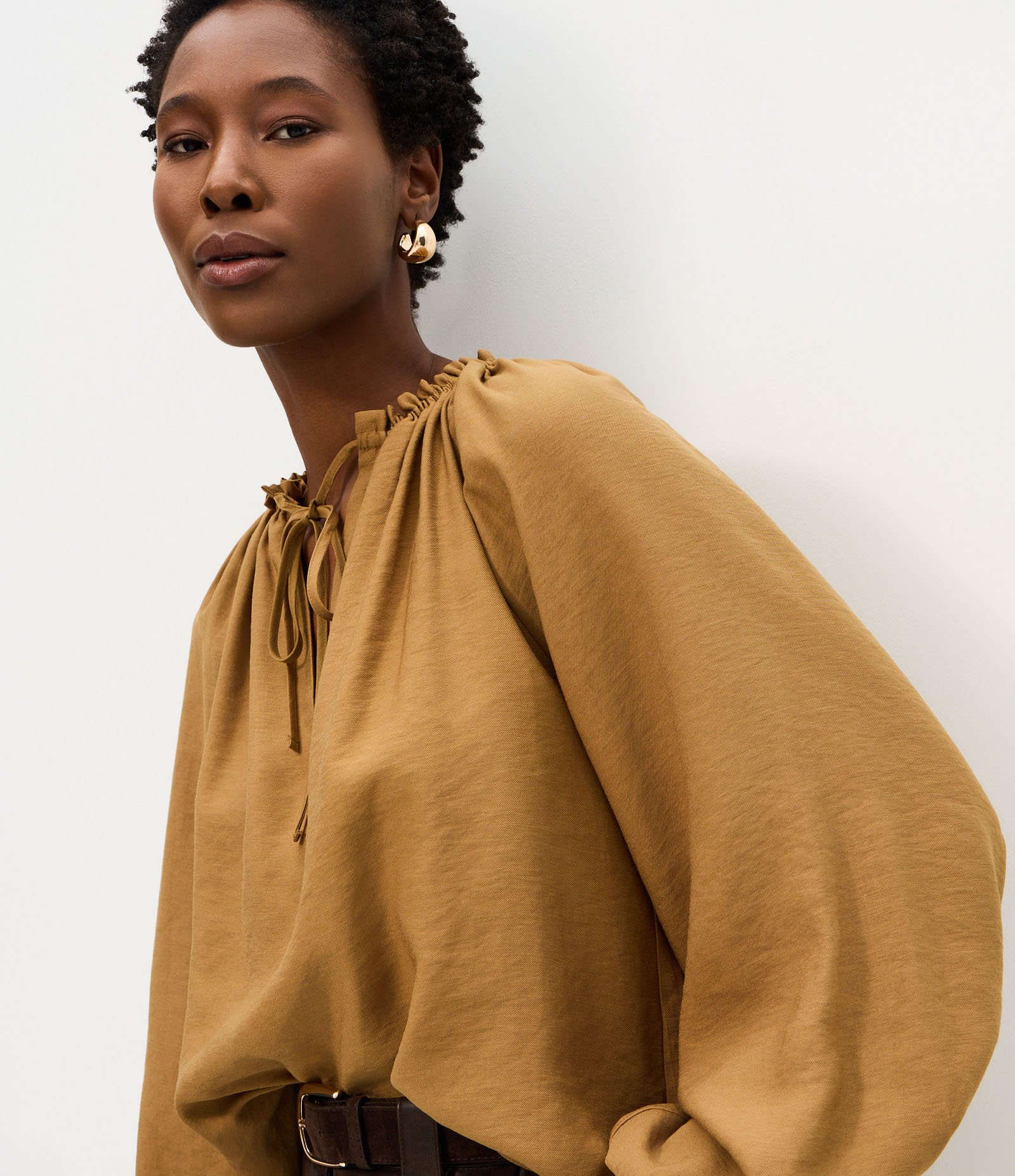 Blusa em Viscose com Mangas Amplas e Amarração no Decote Bege 3