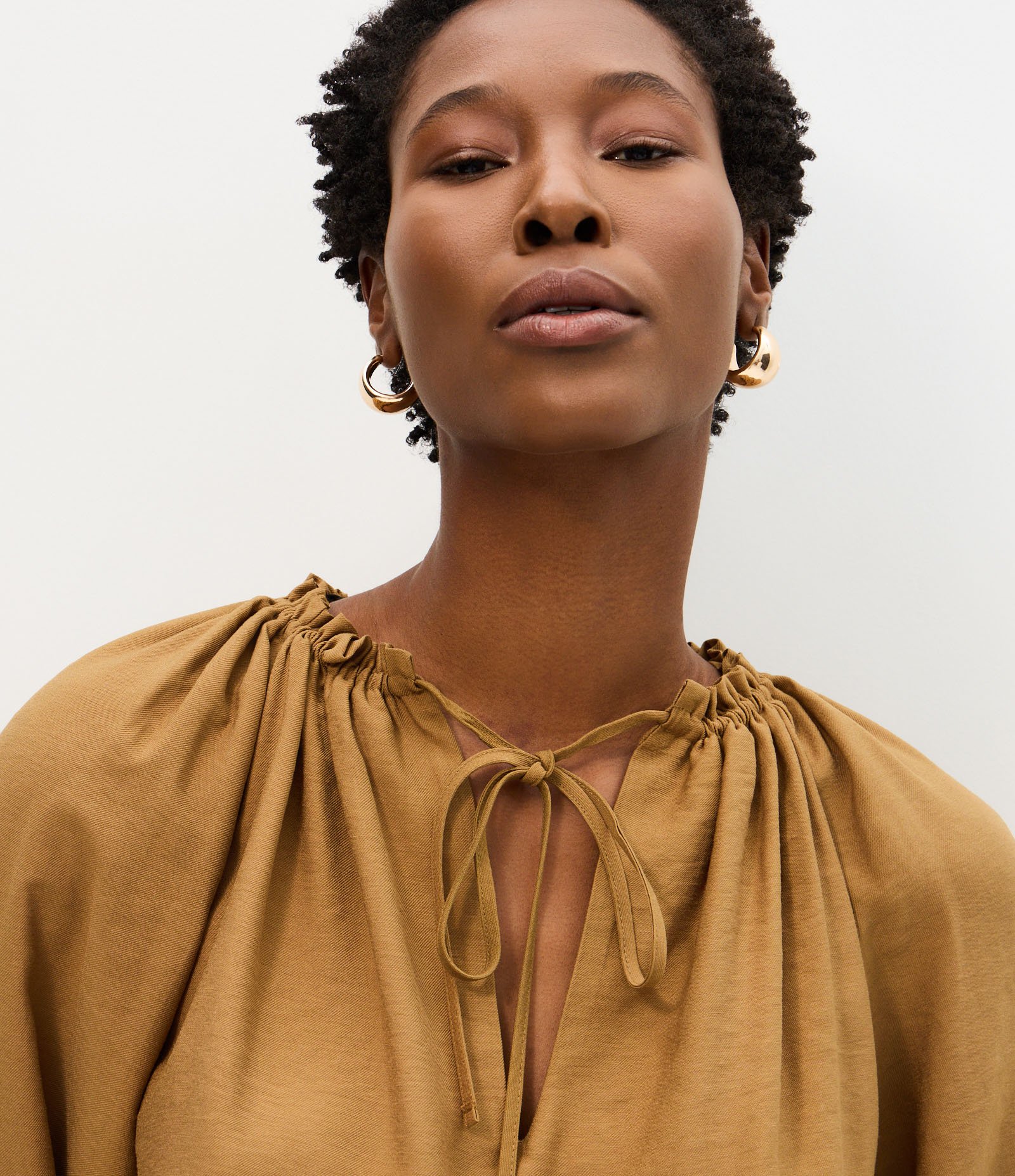 Blusa em Viscose com Mangas Amplas e Amarração no Decote Bege 4