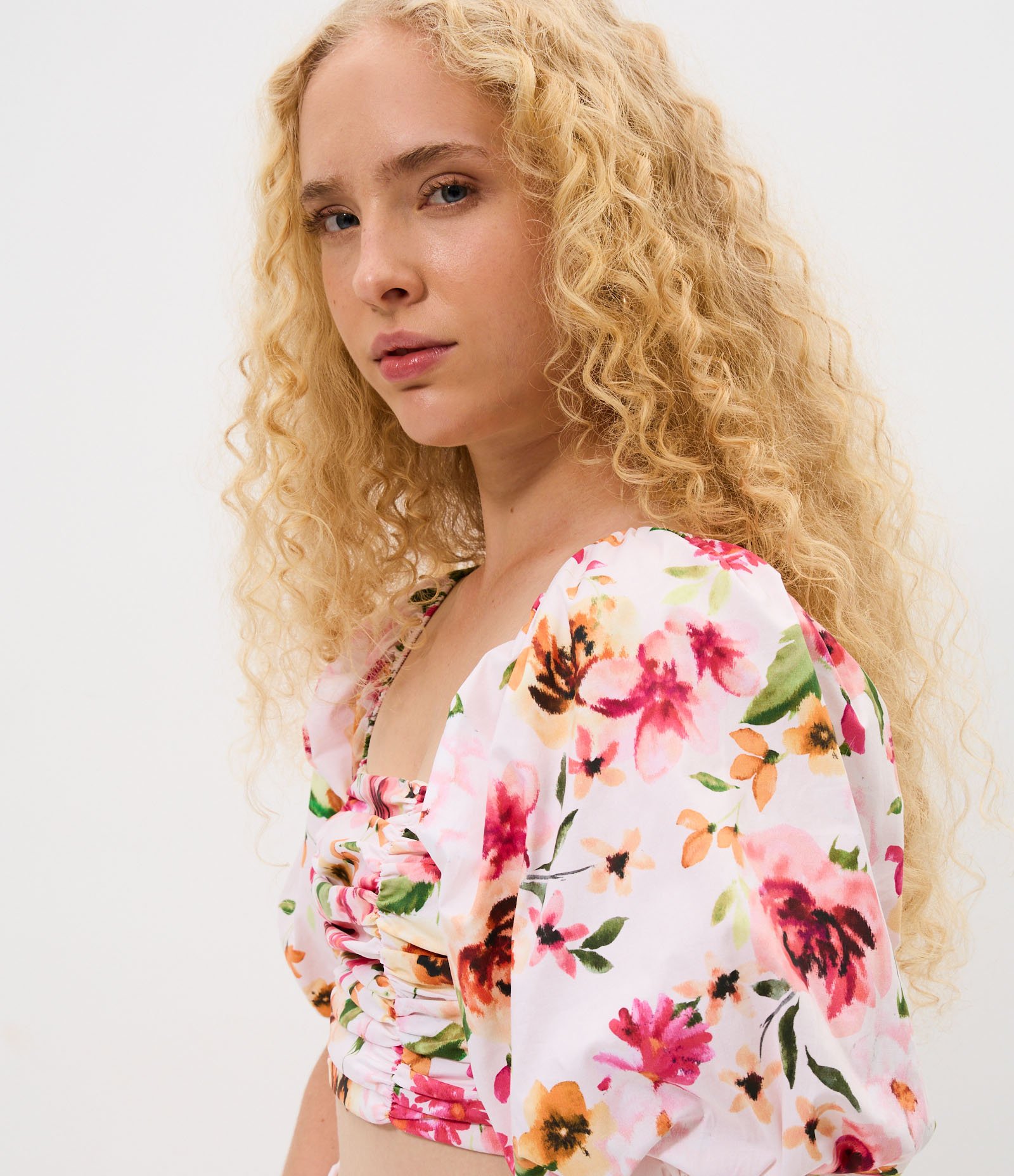 Blusa Cropped em Tricoline com Estampa Floral e Decote Quadrado Rosa 1