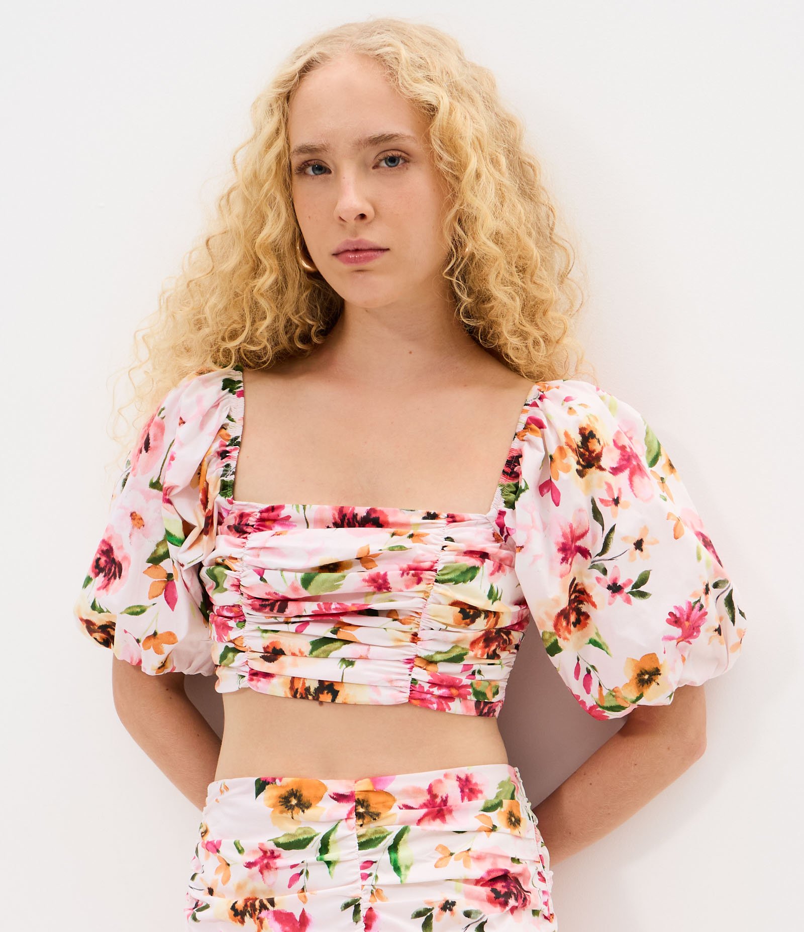 Blusa Cropped em Tricoline com Estampa Floral e Decote Quadrado Rosa 3
