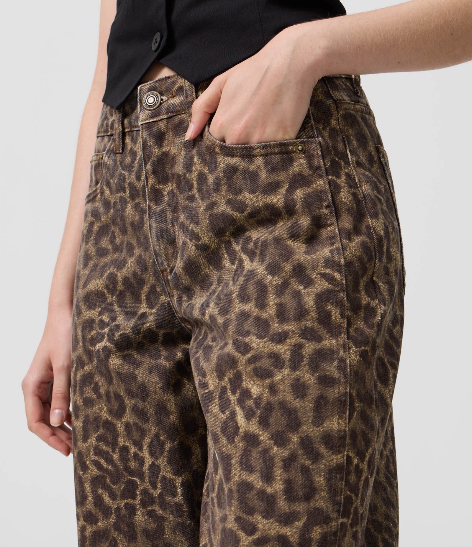 Calça Balloon Cropped em Sarja com Estampa Animal Print Marrom 4