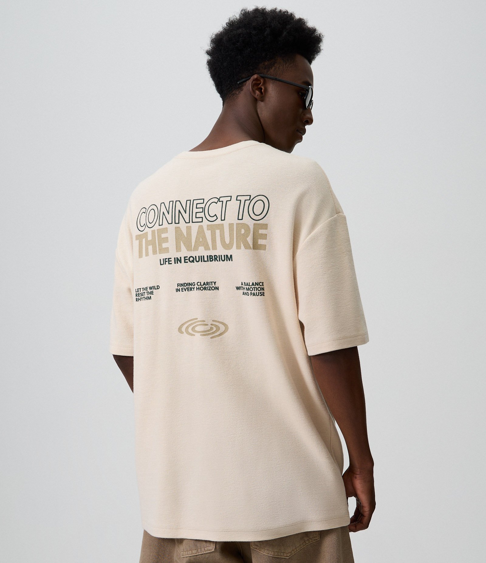Camiseta Relaxed em Algodão Texturizado com Lettering Bege 1