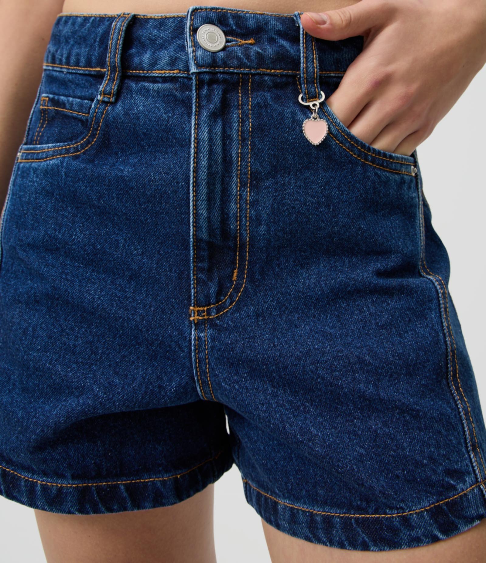 Short Evasê em Jeans com Aviamento de Coração Azul Escuro 3