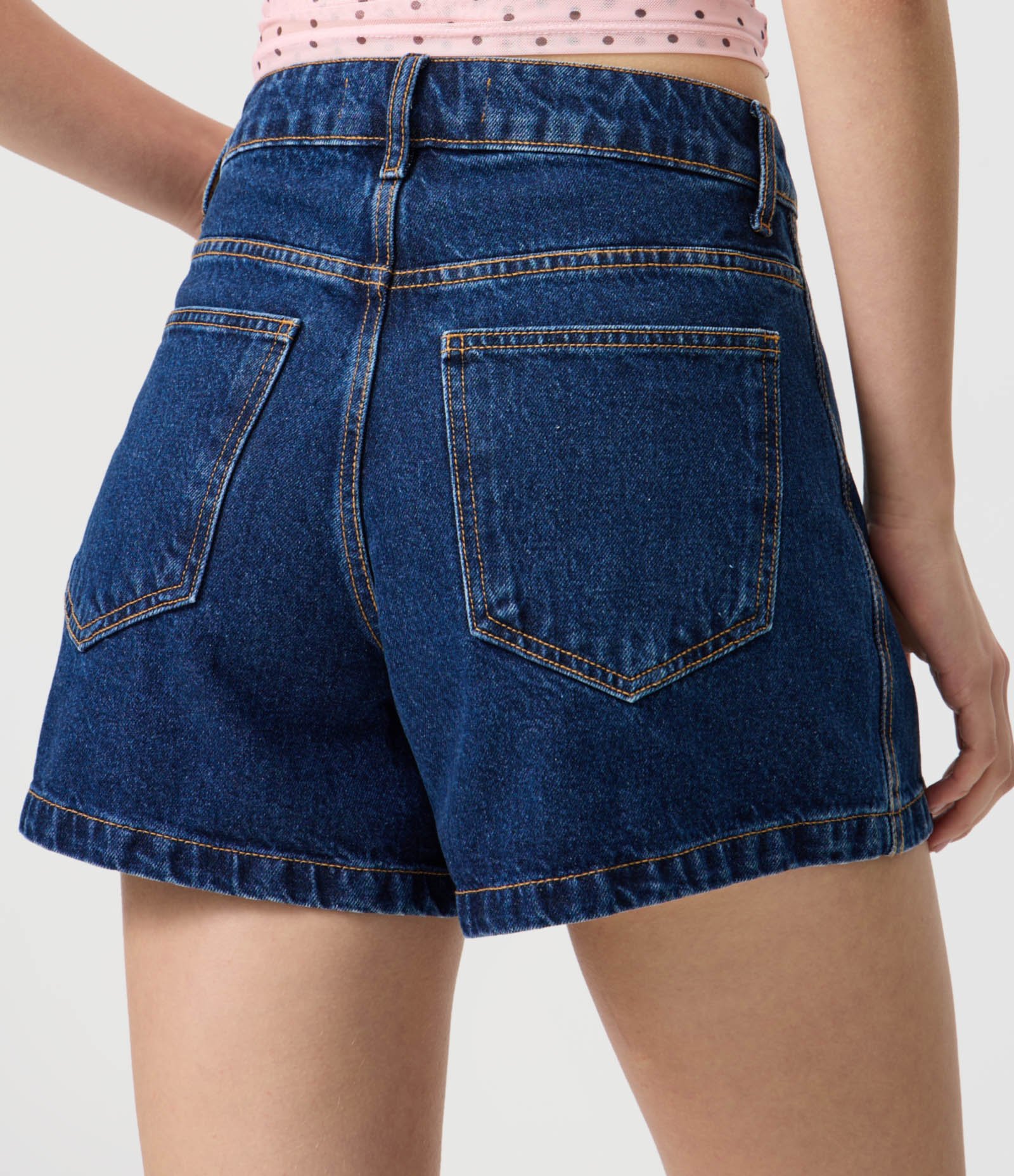 Short Evasê em Jeans com Aviamento de Coração Azul Escuro 4
