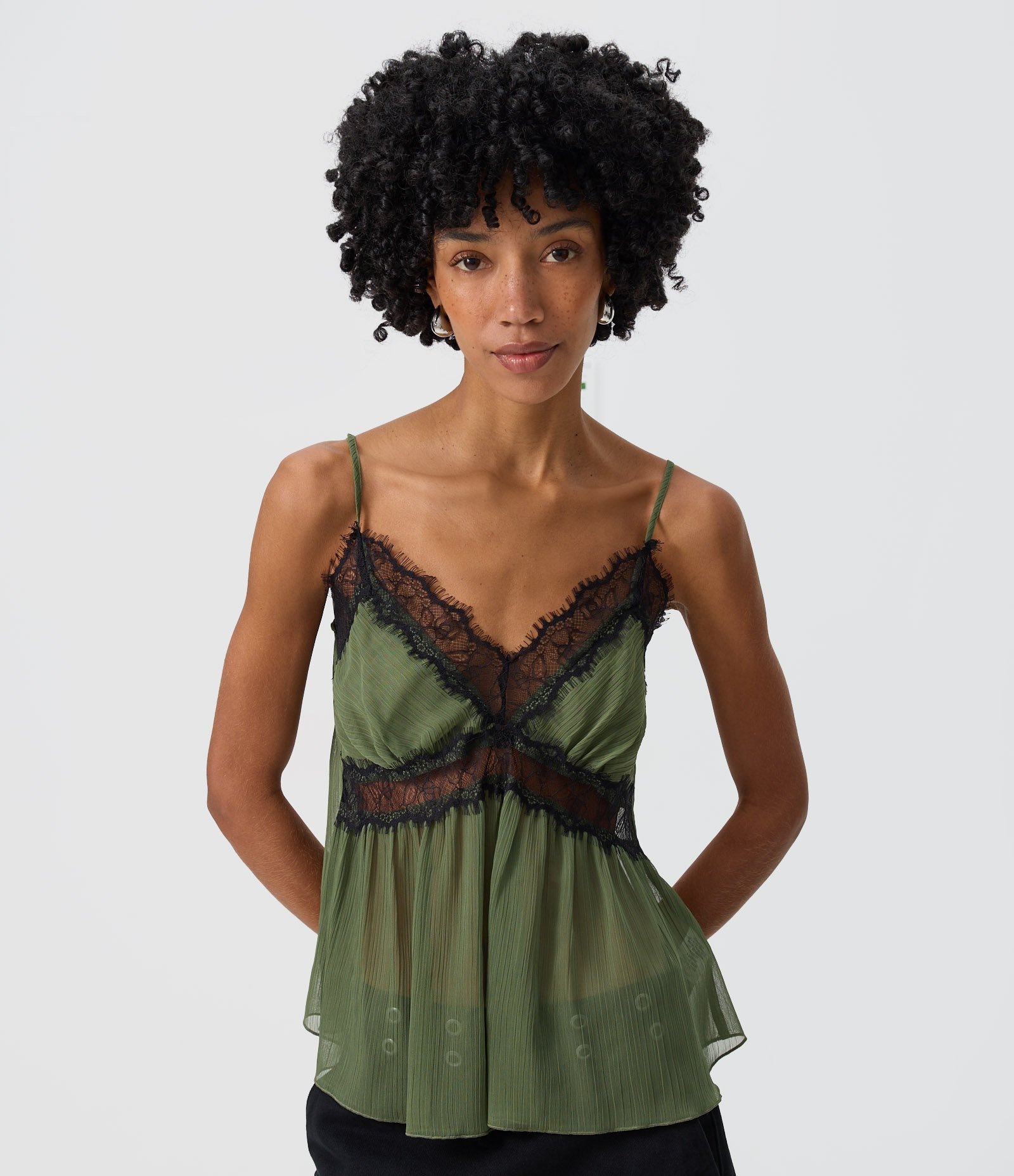 Blusa de Alcinha em Chiffon com Aplicações de Renda Verde 1
