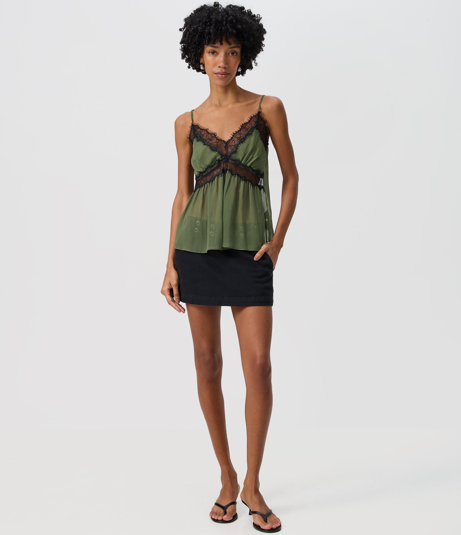 Blusa de Alcinha em Chiffon com Aplicações de Renda Verde 2