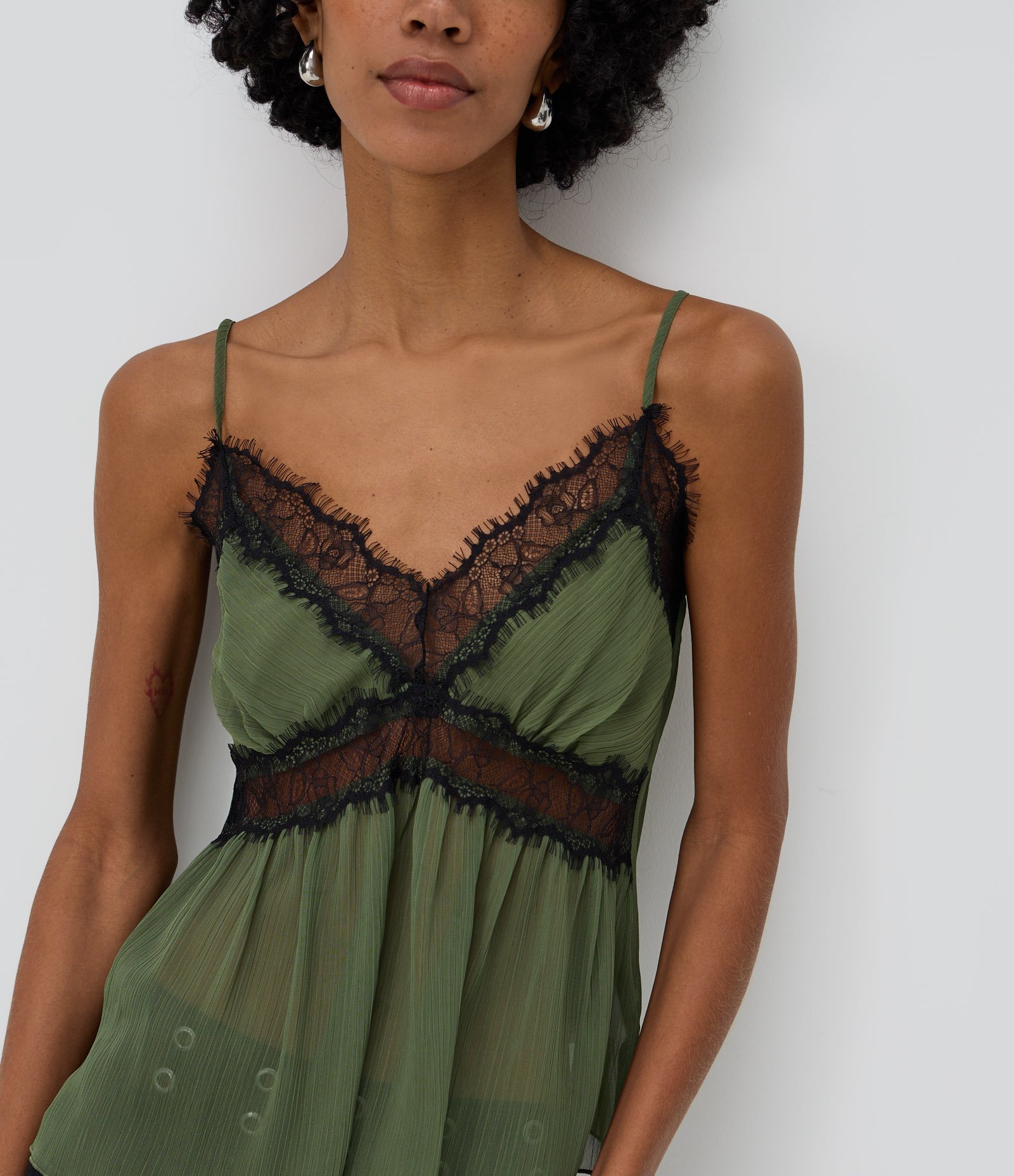 Blusa de Alcinha em Chiffon com Aplicações de Renda Verde 3