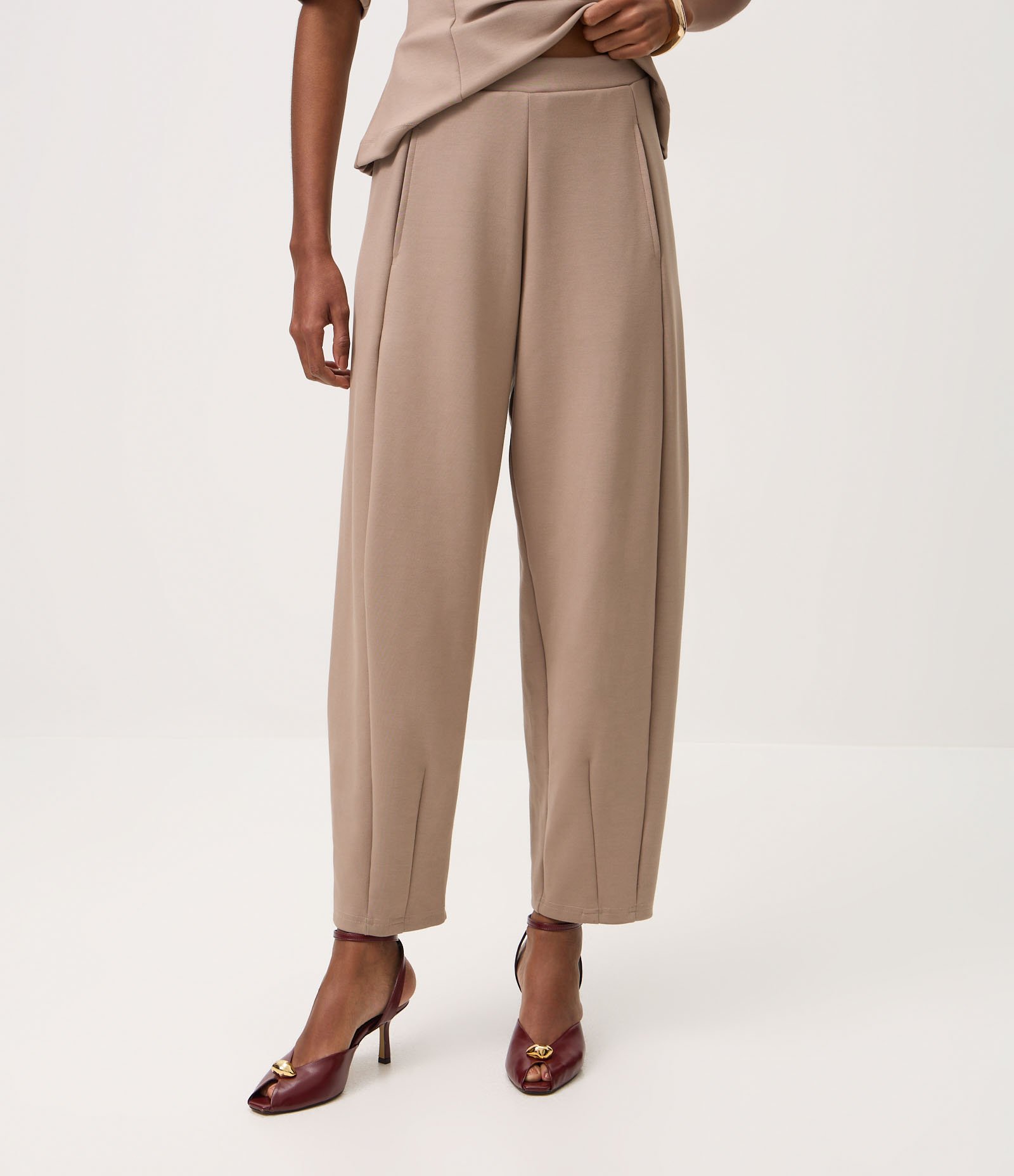 Calça Cocoon com Pregas Frontais Bege 3