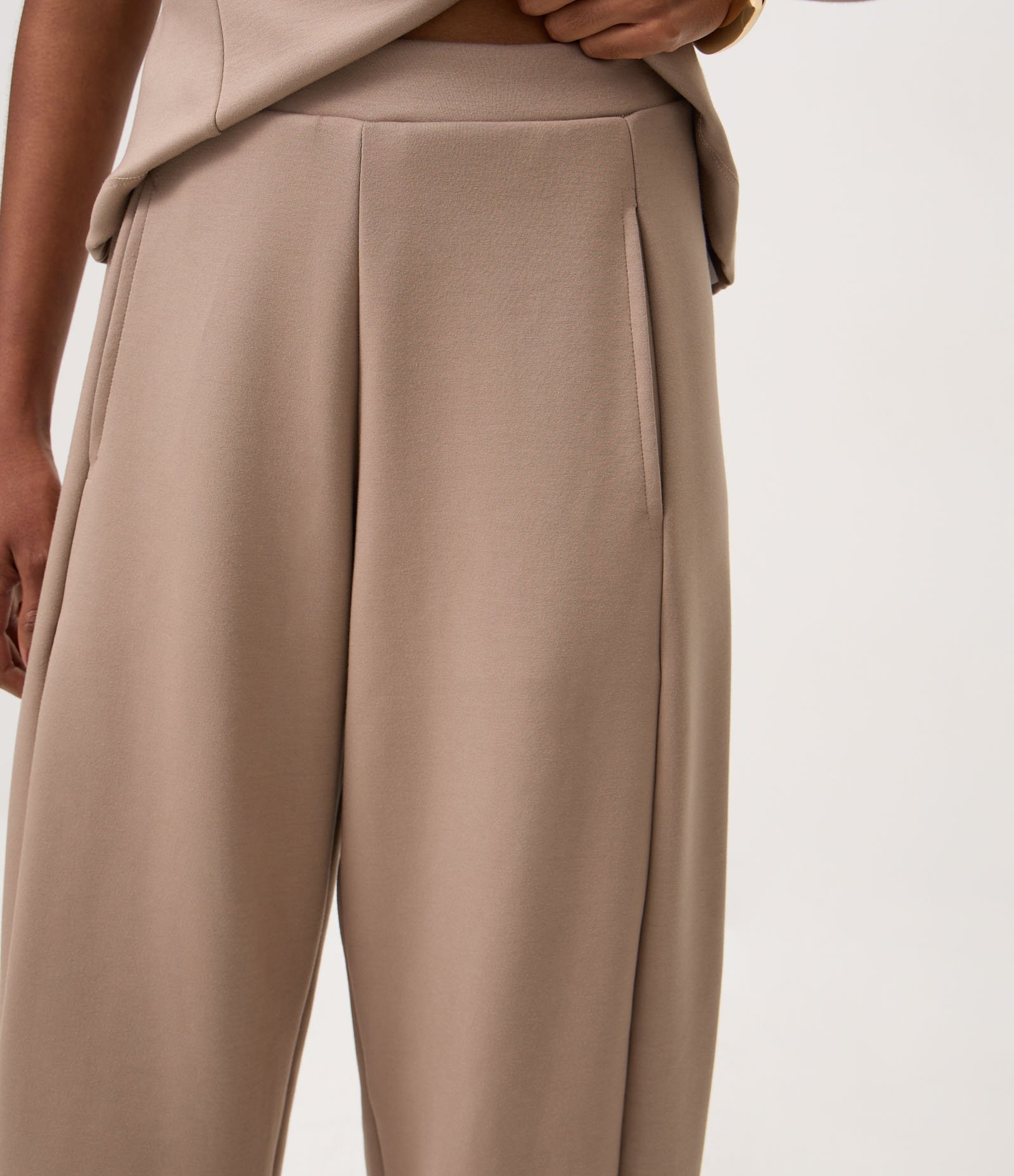 Calça Cocoon com Pregas Frontais Bege 4