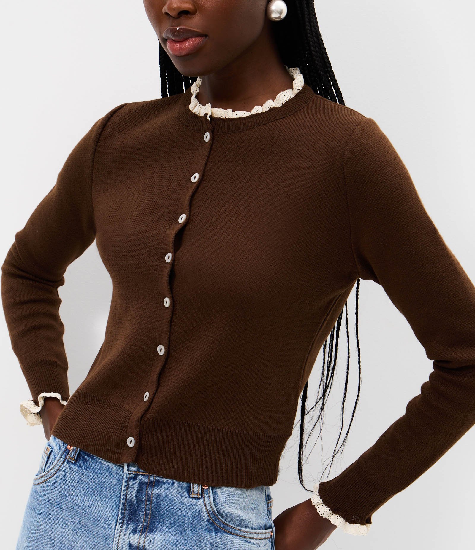 Cardigan em Tricô com Botões e Detalhe em Renda Marrom 3