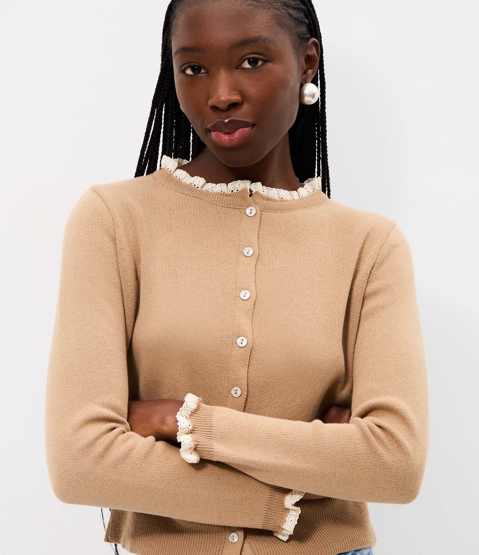 Cardigan em Tricô com Botões e Detalhe em Renda Marrom 3