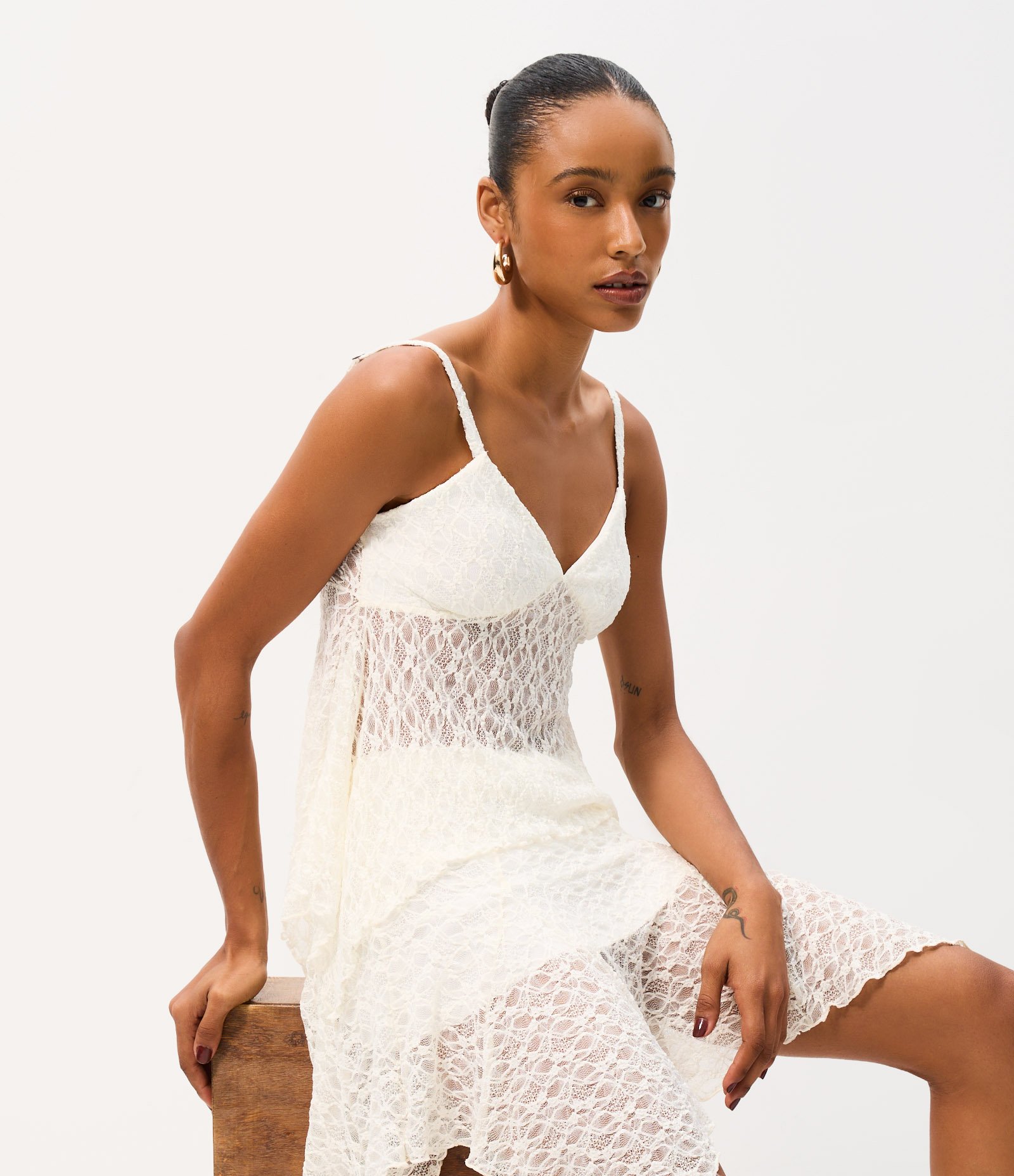 Blusa em Renda com Alças Finas e Barra Assimétrica Branco 1