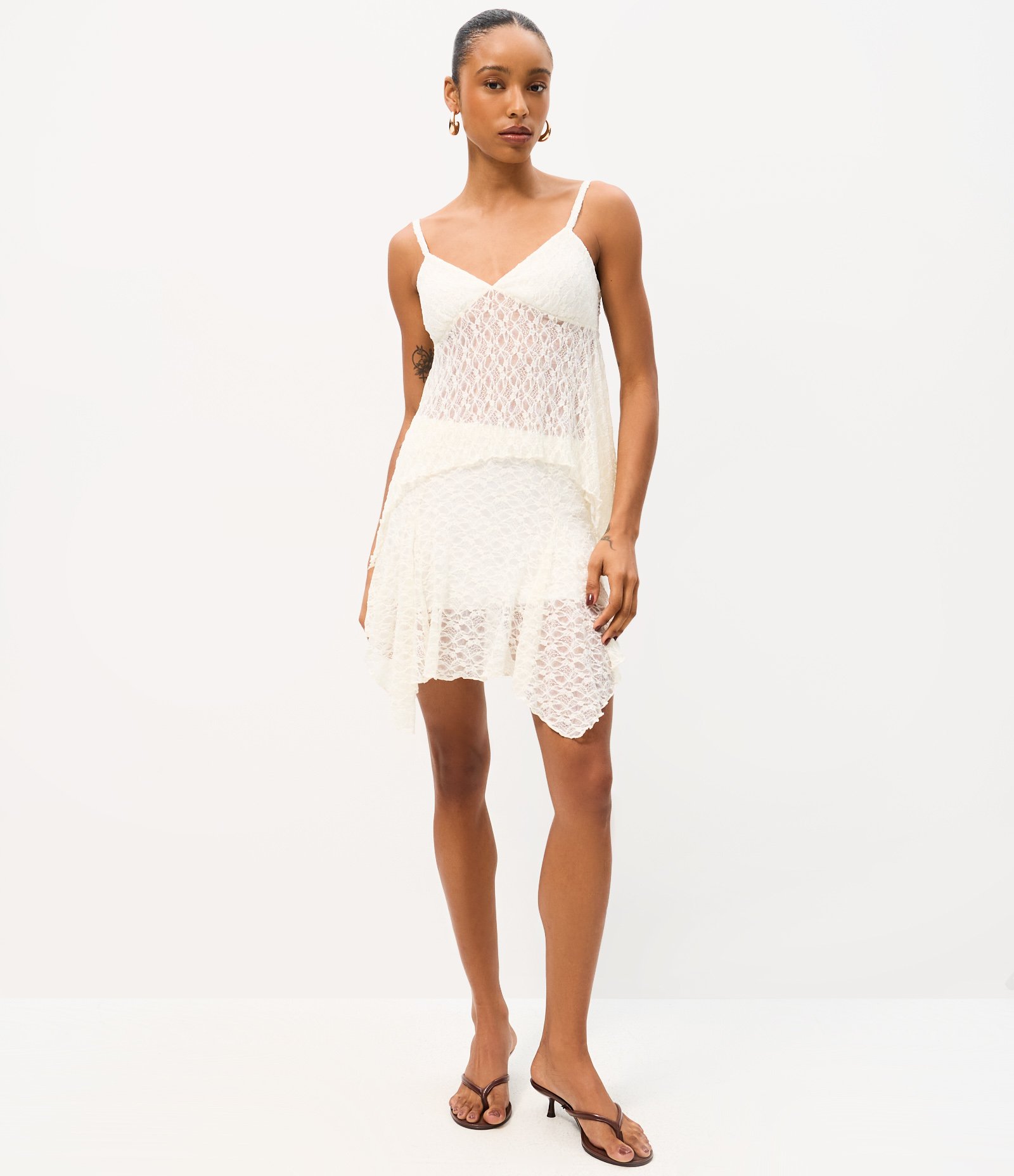 Blusa em Renda com Alças Finas e Barra Assimétrica Branco 2