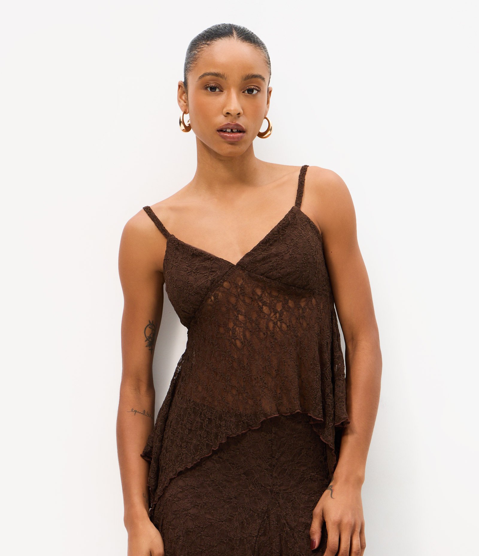 Blusa em Renda com Alças Finas e Barra Assimétrica Marrom 1