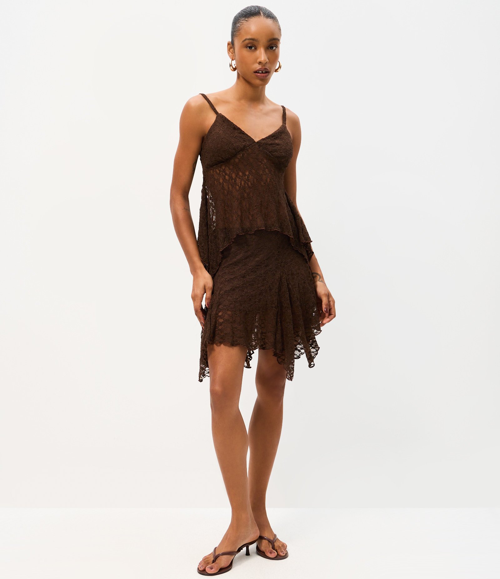Blusa em Renda com Alças Finas e Barra Assimétrica Marrom 2