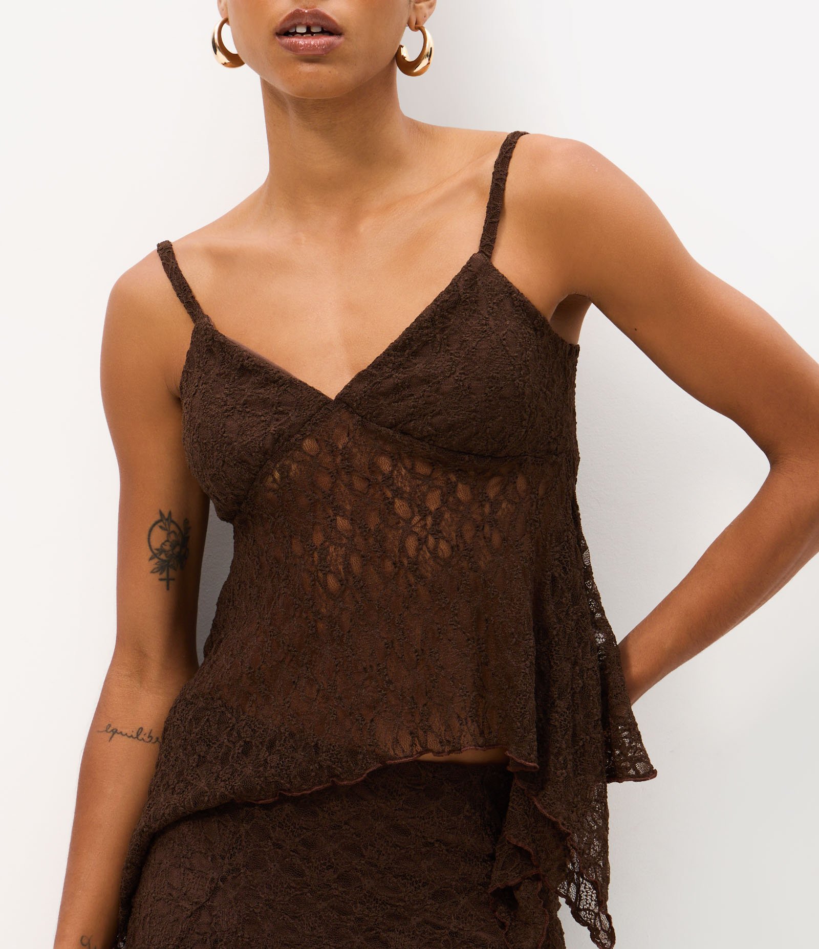 Blusa em Renda com Alças Finas e Barra Assimétrica Marrom 3