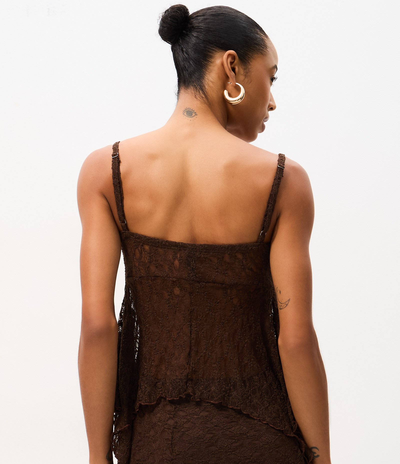 Blusa em Renda com Alças Finas e Barra Assimétrica Marrom 4