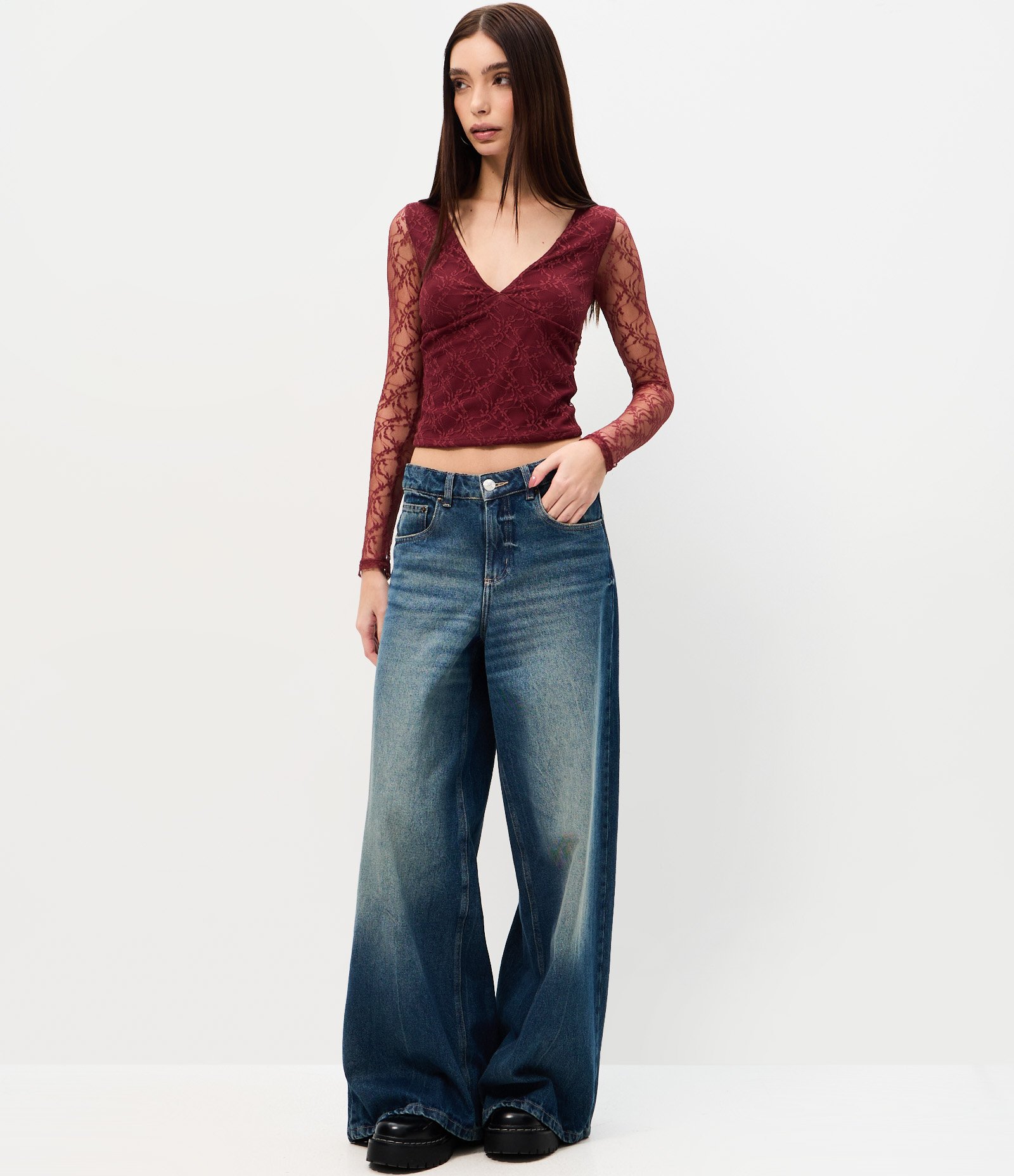 Blusa em Renda com Decote V e Manga Longa Vermelho 2